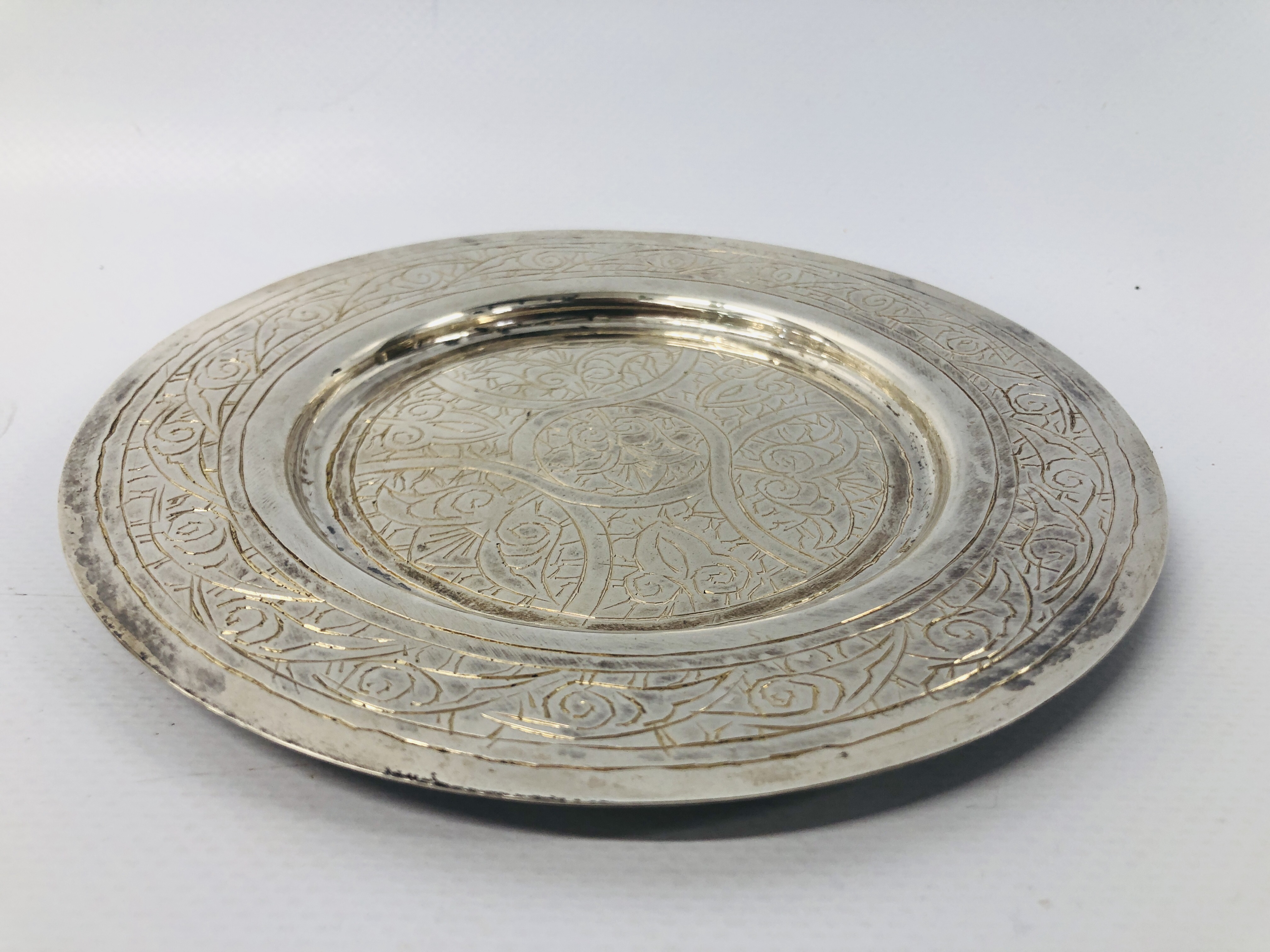 SMALL CONTINENTAL SILVER DISH ALONG WITH VARIOUS CUTLERY TO INCLUDE SILVER - Image 2 of 21