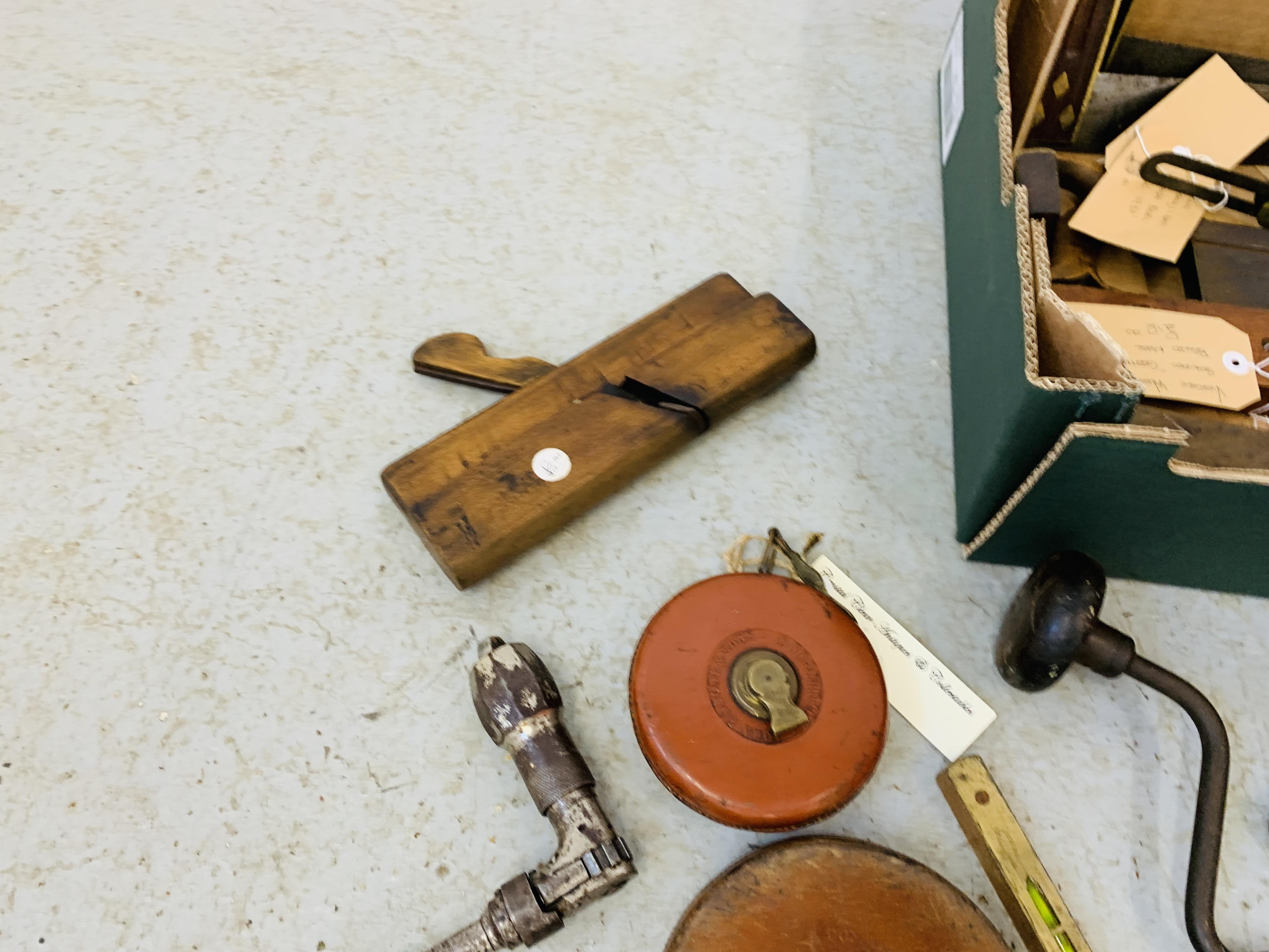 AN ASSORTMENT OF VINTAGE HAND TOOLS TO INCLUDE DRILLS, PLANES, LEVELS, TAPE MEASURE, SAWS, - Image 7 of 9
