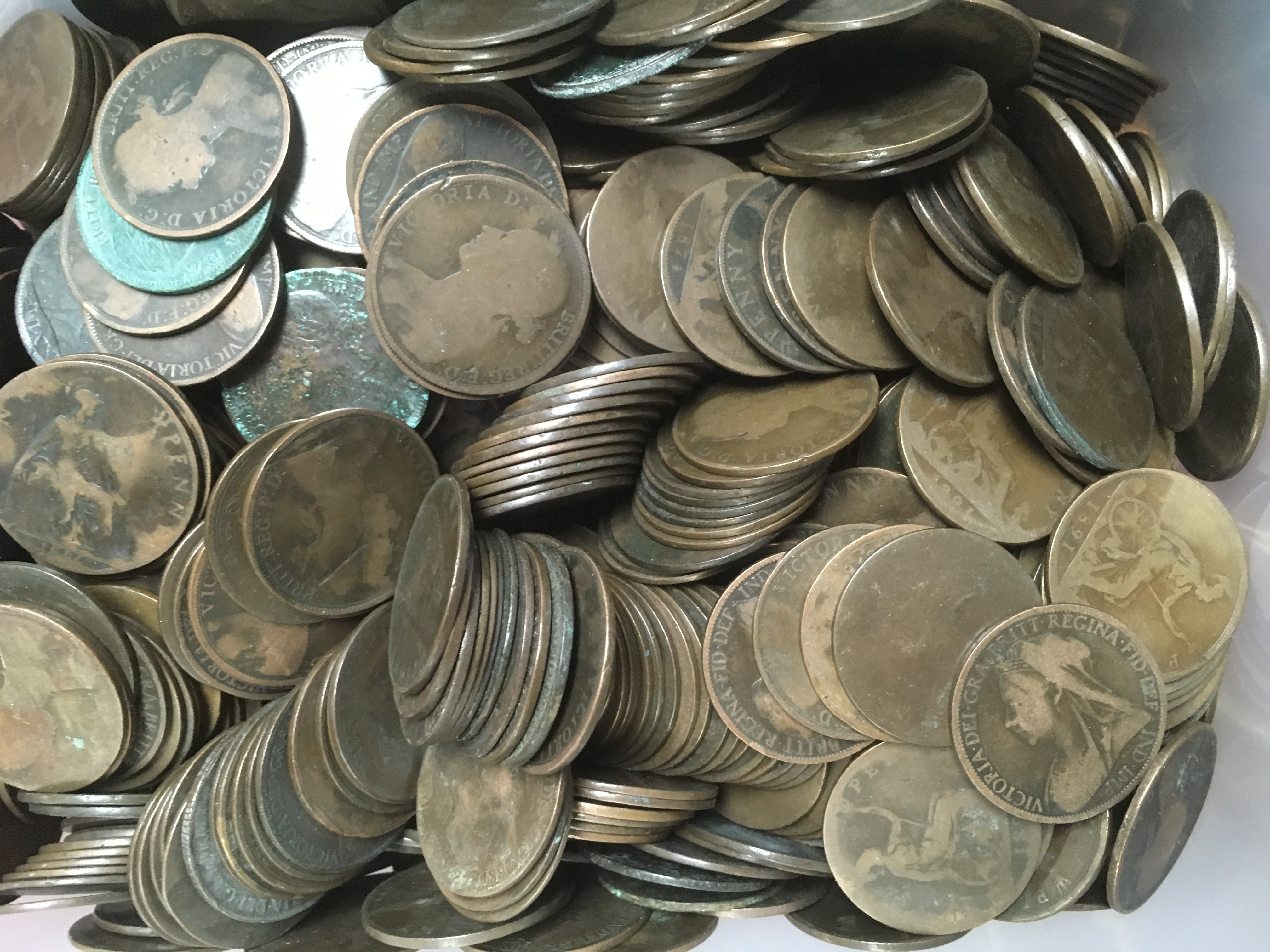 COINS: LARGE TUB WITH A HEAVY ACCUMULATION GB PENNIES, HALFPENNIES, FARTHINGS, BRASS THREEPENCES,