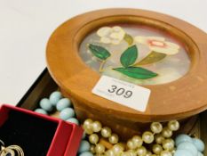 JEWELLERY BOX & CONTENTS TO INCLUDE DESIGNER SILVER RINGS & EARRINGS,