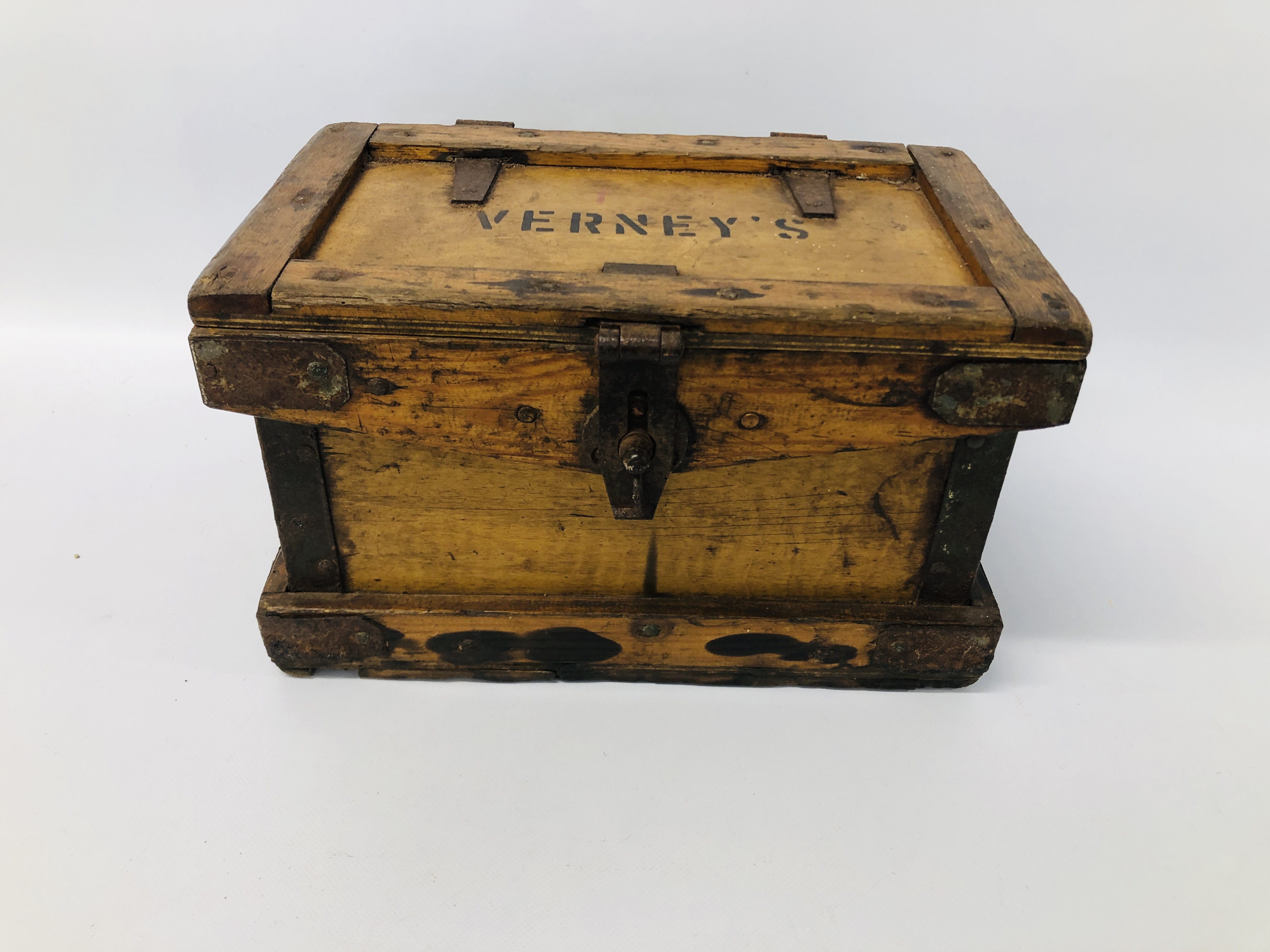 VINTAGE "VERNEYS" SMALL PLATES STORAGE BOX, FOLDING COAT HOOK ALONG WITH A VITNAGE PICNIC SET, - Image 8 of 14