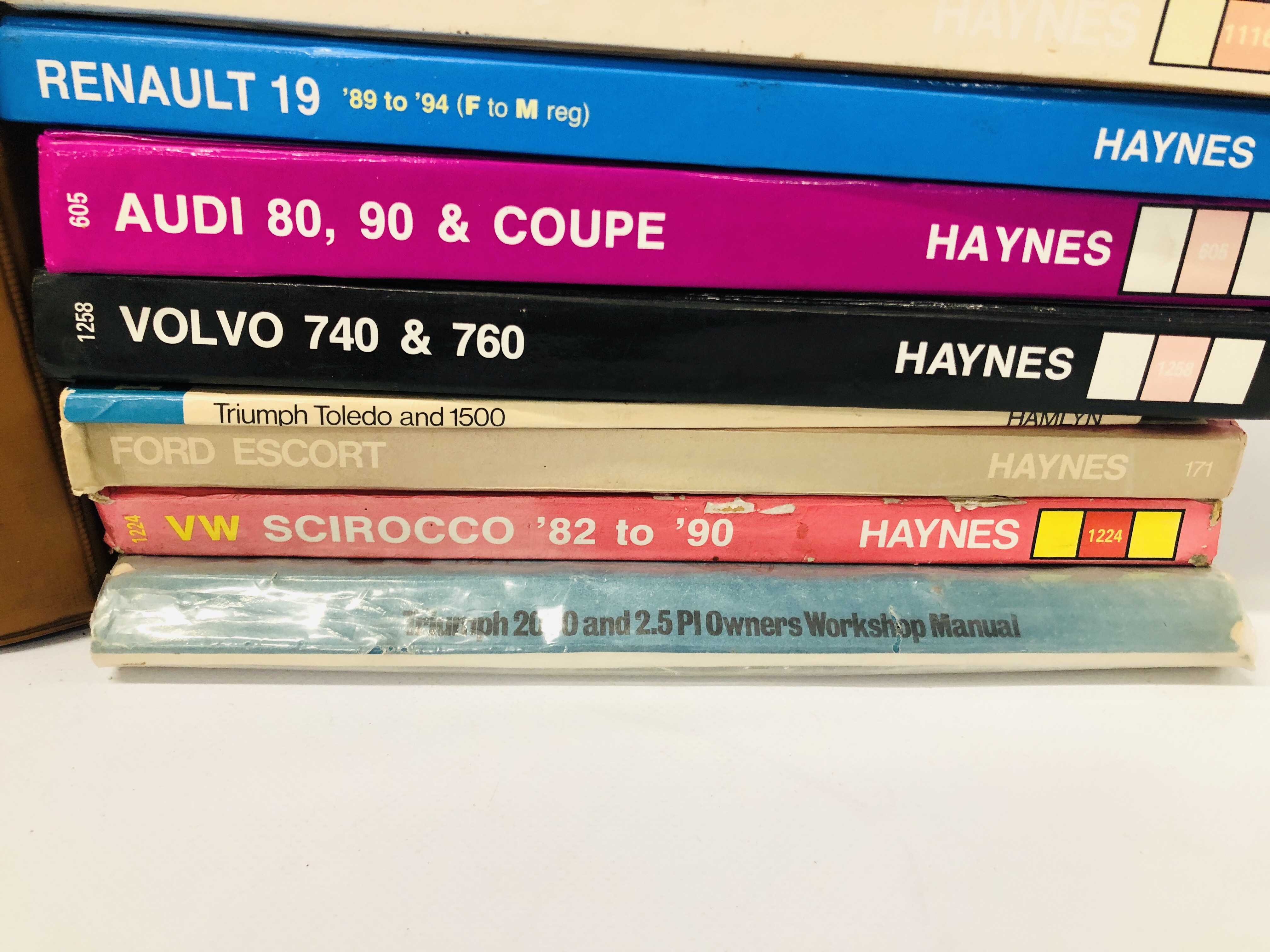 A COLLECTION OF 12 HAYNES MANUALS, TRIUMPH 2000 MANUAL, TRIUMPH TOLEDO MANUAL, - Image 3 of 5