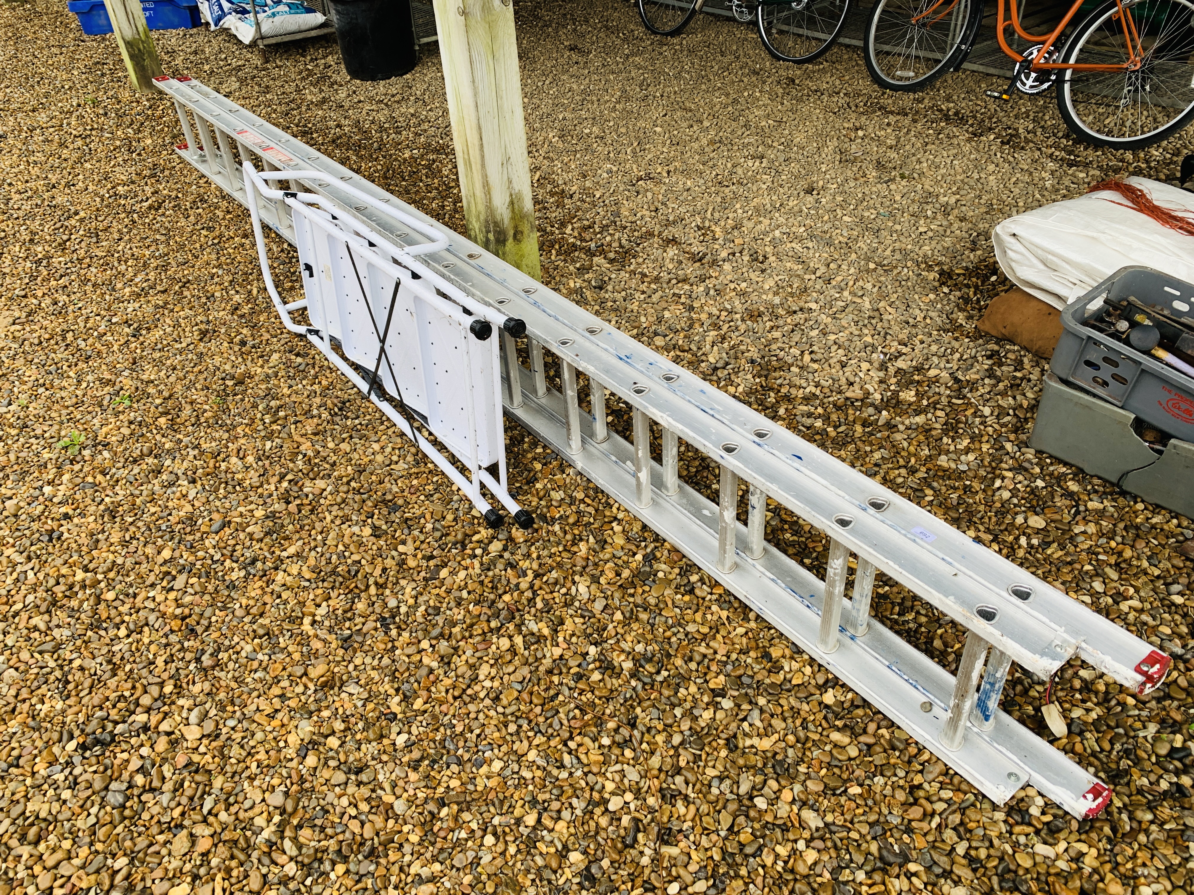 AN ALUMINIUM 16 RUNG CLASS 3 DOUBLE EXTENSION LADDER AND A SET OF FOUR TREAD FOLDING HOUSEHOLD