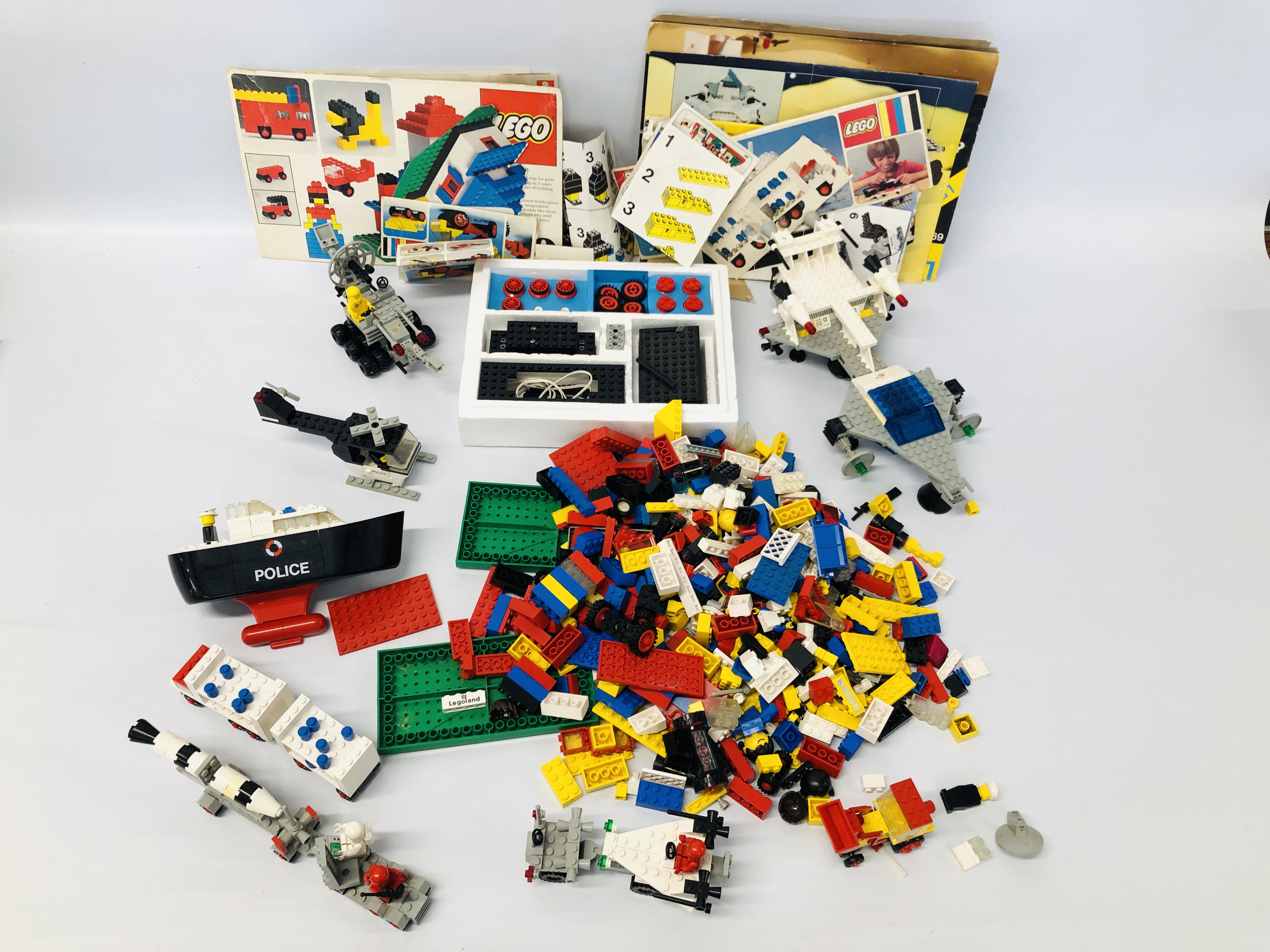 COLLECTION OF ASSORTED VINTAGE LEGO TO INCLUDE A BOXED 4. - Image 2 of 4