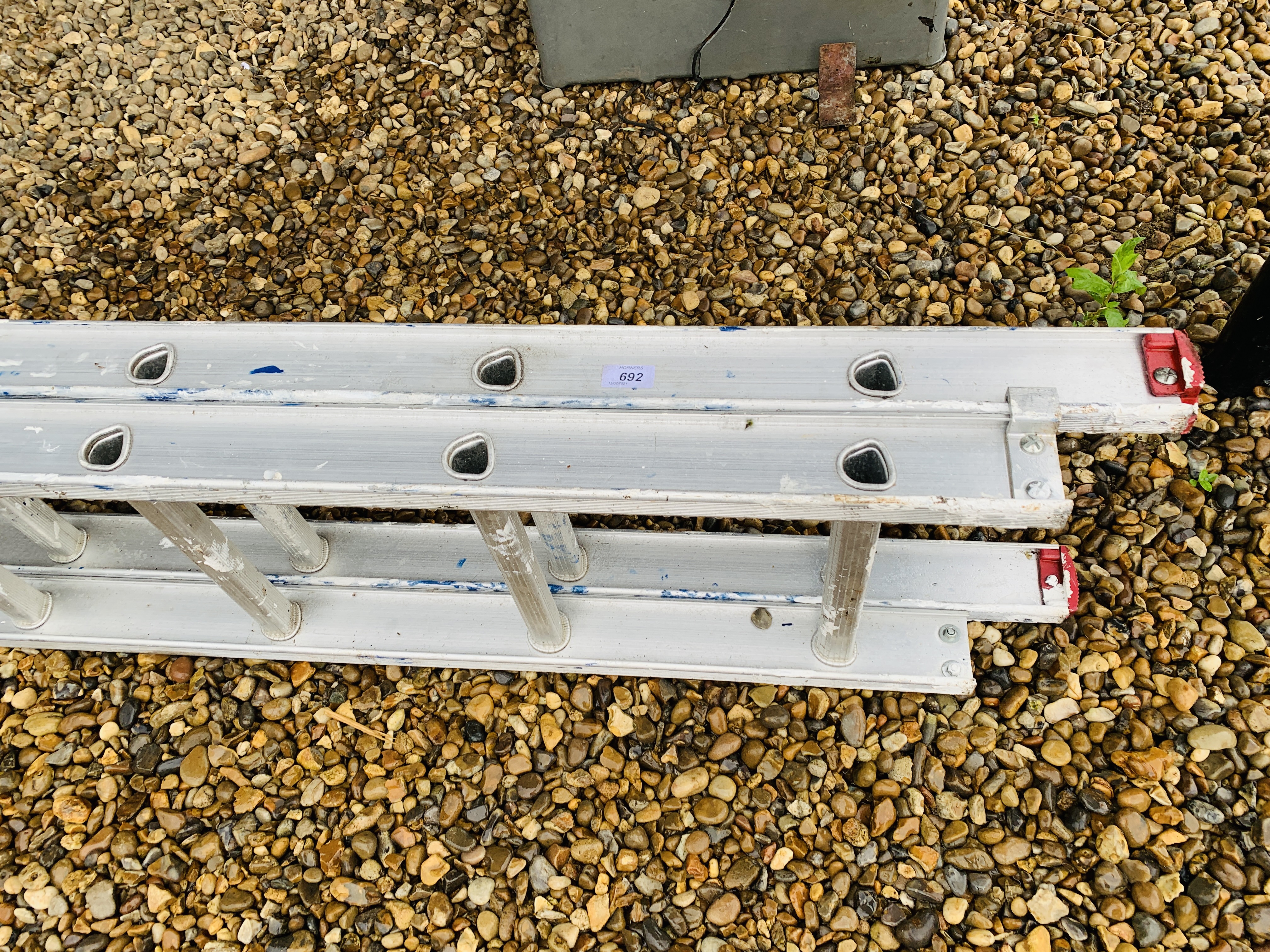 AN ALUMINIUM 16 RUNG CLASS 3 DOUBLE EXTENSION LADDER AND A SET OF FOUR TREAD FOLDING HOUSEHOLD - Image 2 of 5