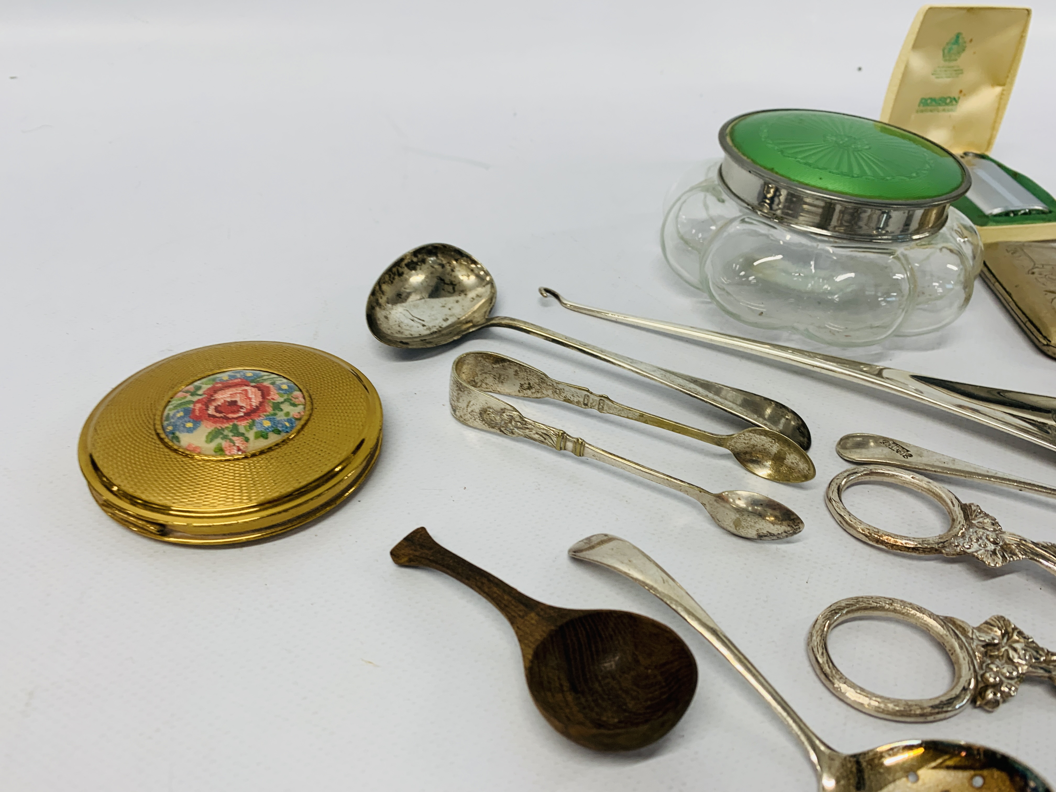BOX OF MISCELLANEOUS TO INCLUDE SILVER SHOE HORN, LADIES COMPACTS, - Image 10 of 10