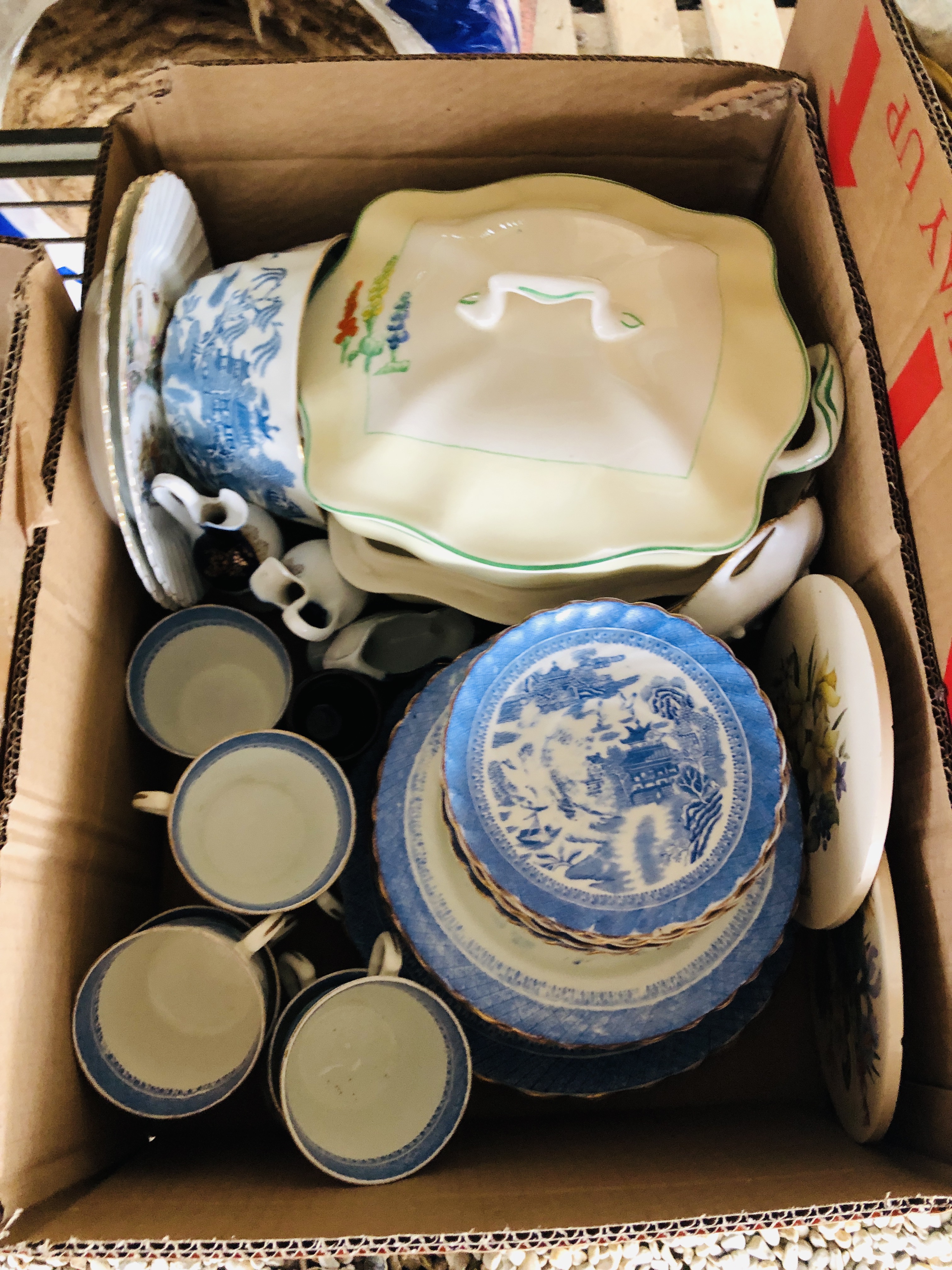 10 BOXES OF MIXED HOUSEHOLD SUNDRIES TO INCLUDE GLASS WARE, BOOKS, CHINA, SILVER PLATED WARES, - Image 8 of 12
