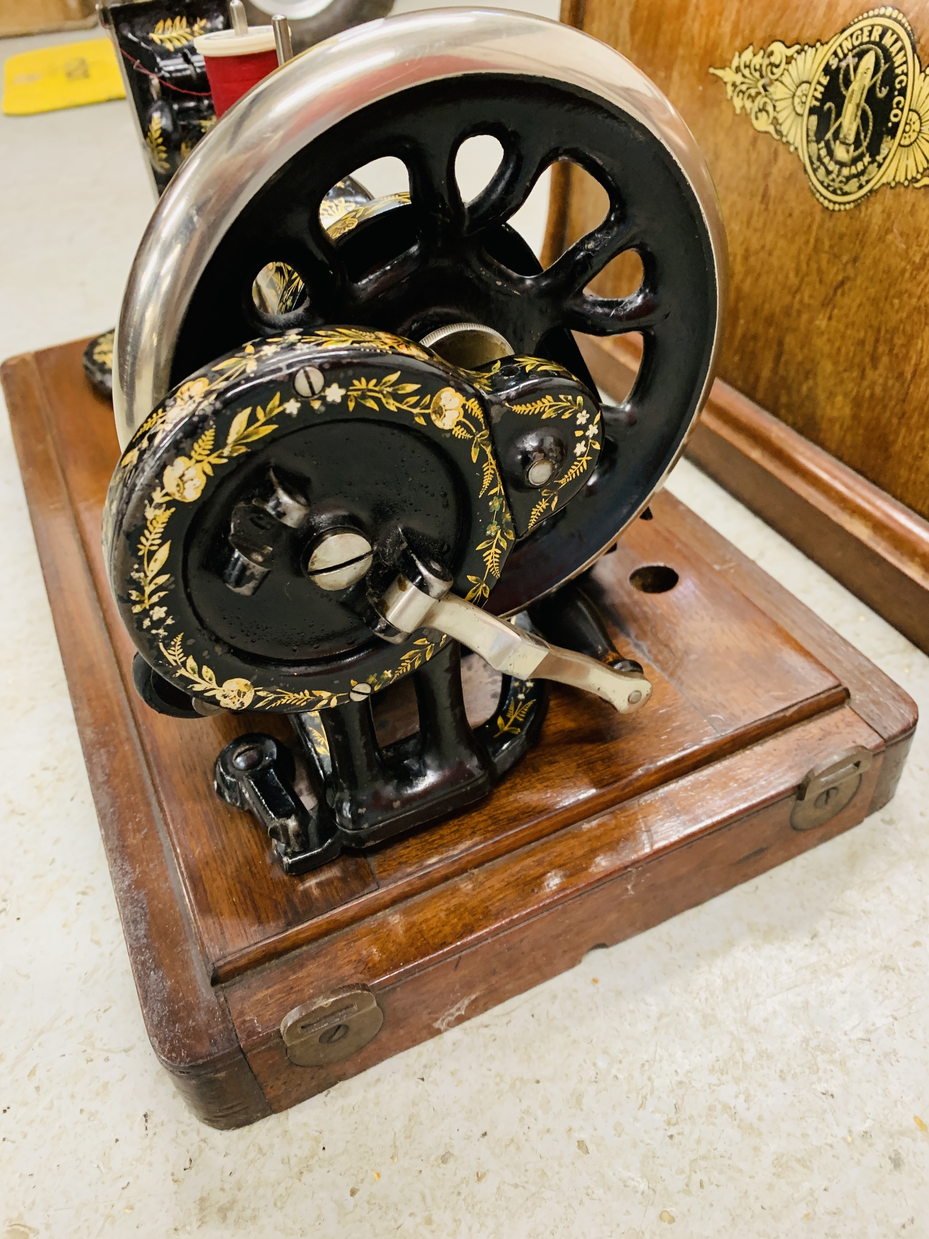 A VINTAGE SINGER GILT DECORATED MANUAL SEWING MACHINE UNDER ORIGINAL DOMED COVER - Image 3 of 6