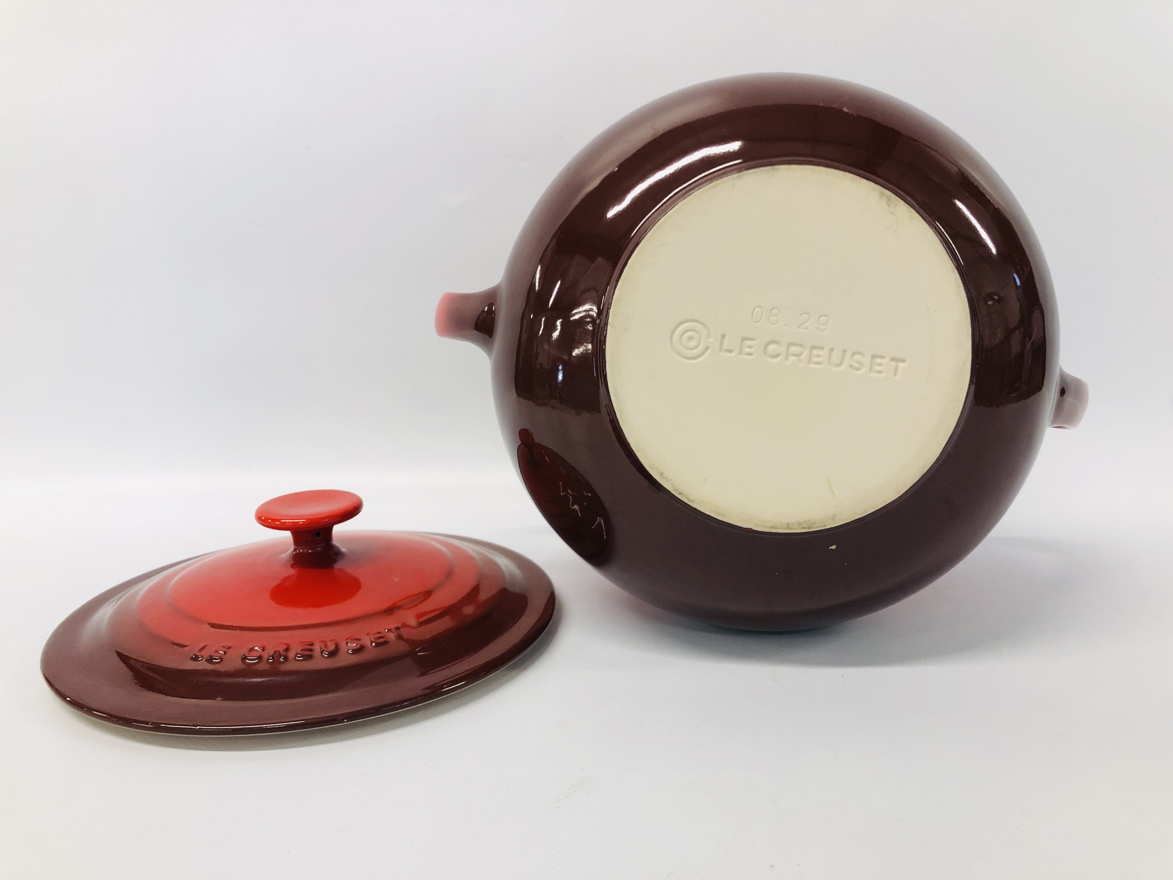 A LARGE PORTMEIRION BOTANIC GARDEN DESIGN BREAD CROCK HEIGHT 37CM AND LE CREUSET RED GLAZED - Image 12 of 13