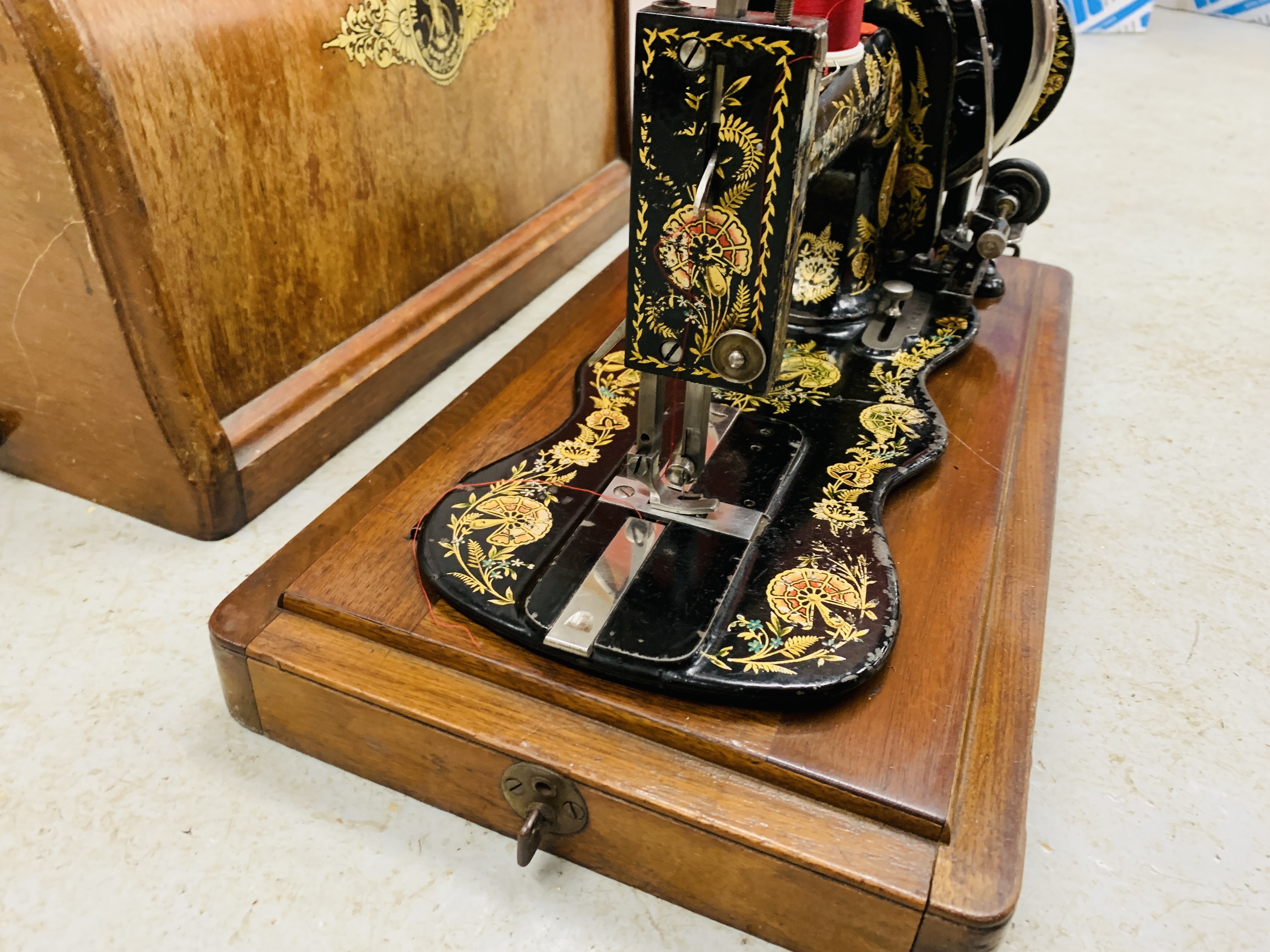 A VINTAGE SINGER GILT DECORATED MANUAL SEWING MACHINE UNDER ORIGINAL DOMED COVER - Image 6 of 6