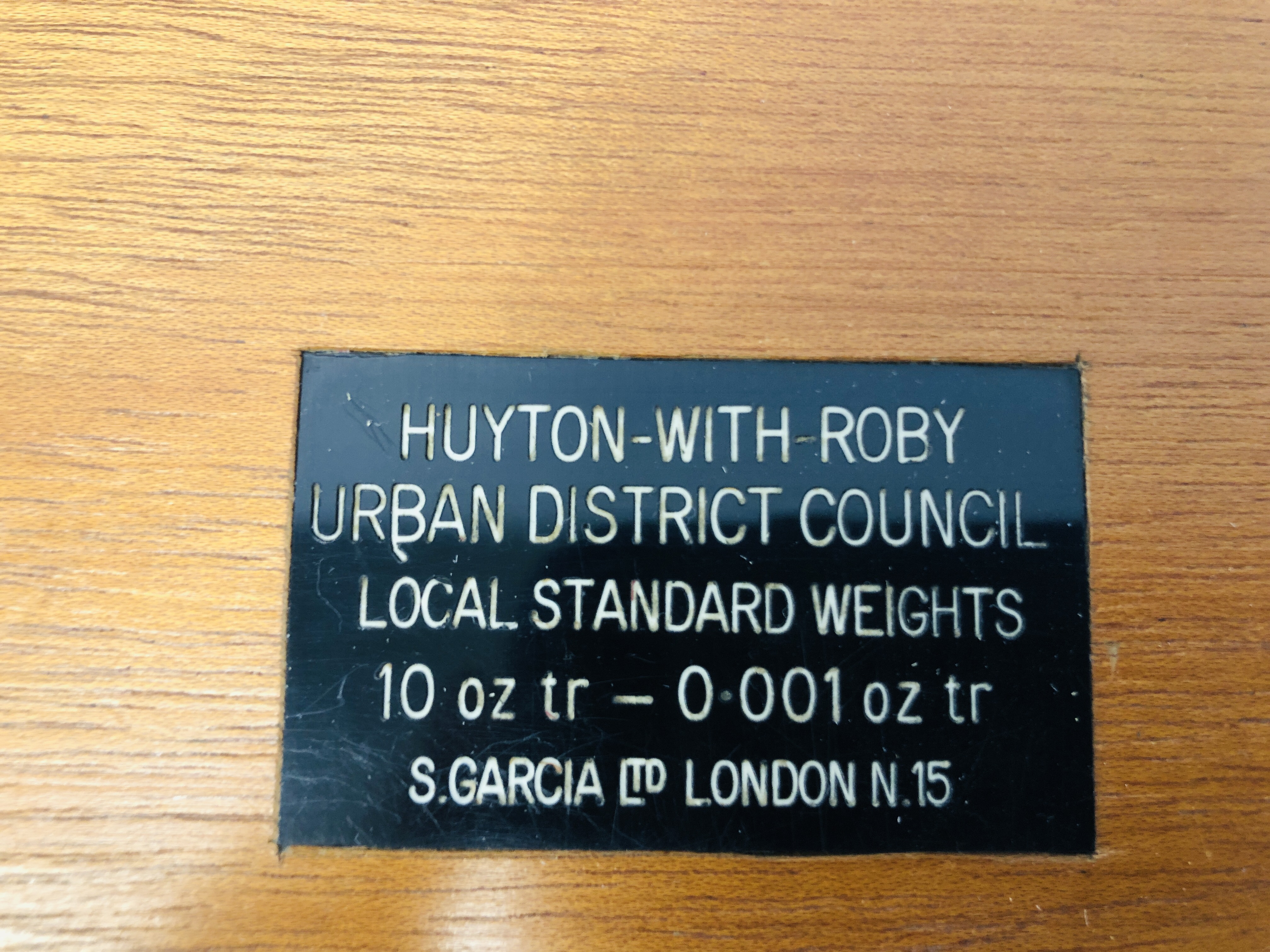 HUYTON-WITH-ROBY URBAN DISTRICT COUNCIL LOCAL STANDARD WEIGHTS 10OZ TR-0.001 OZ TR S. - Image 4 of 6