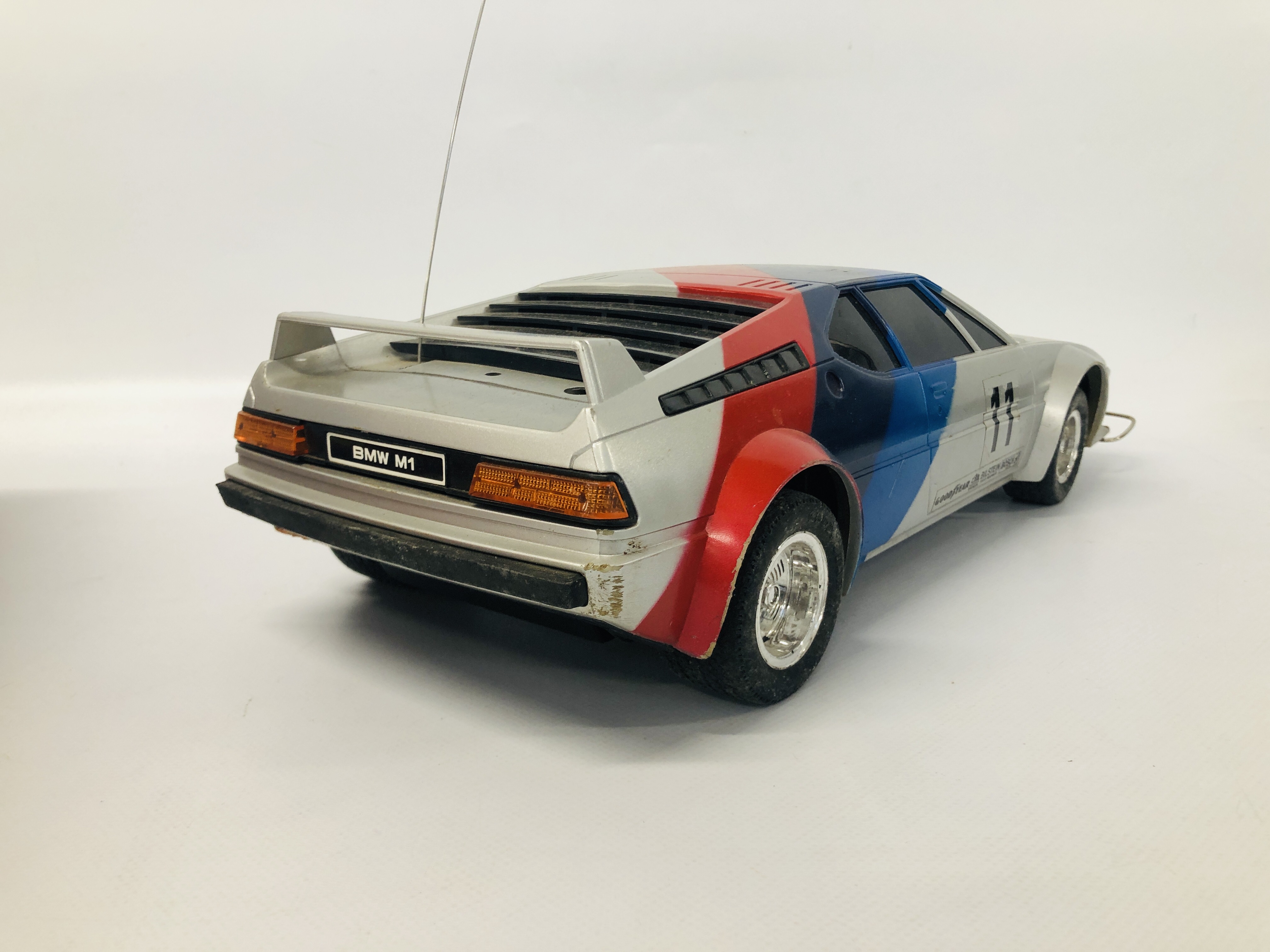 A MASSEY FERGUSON POWER PART RADIO CONTROLLED BMW M1 G4 CAR IN BOX - SOLD AS SEEN - Image 5 of 6