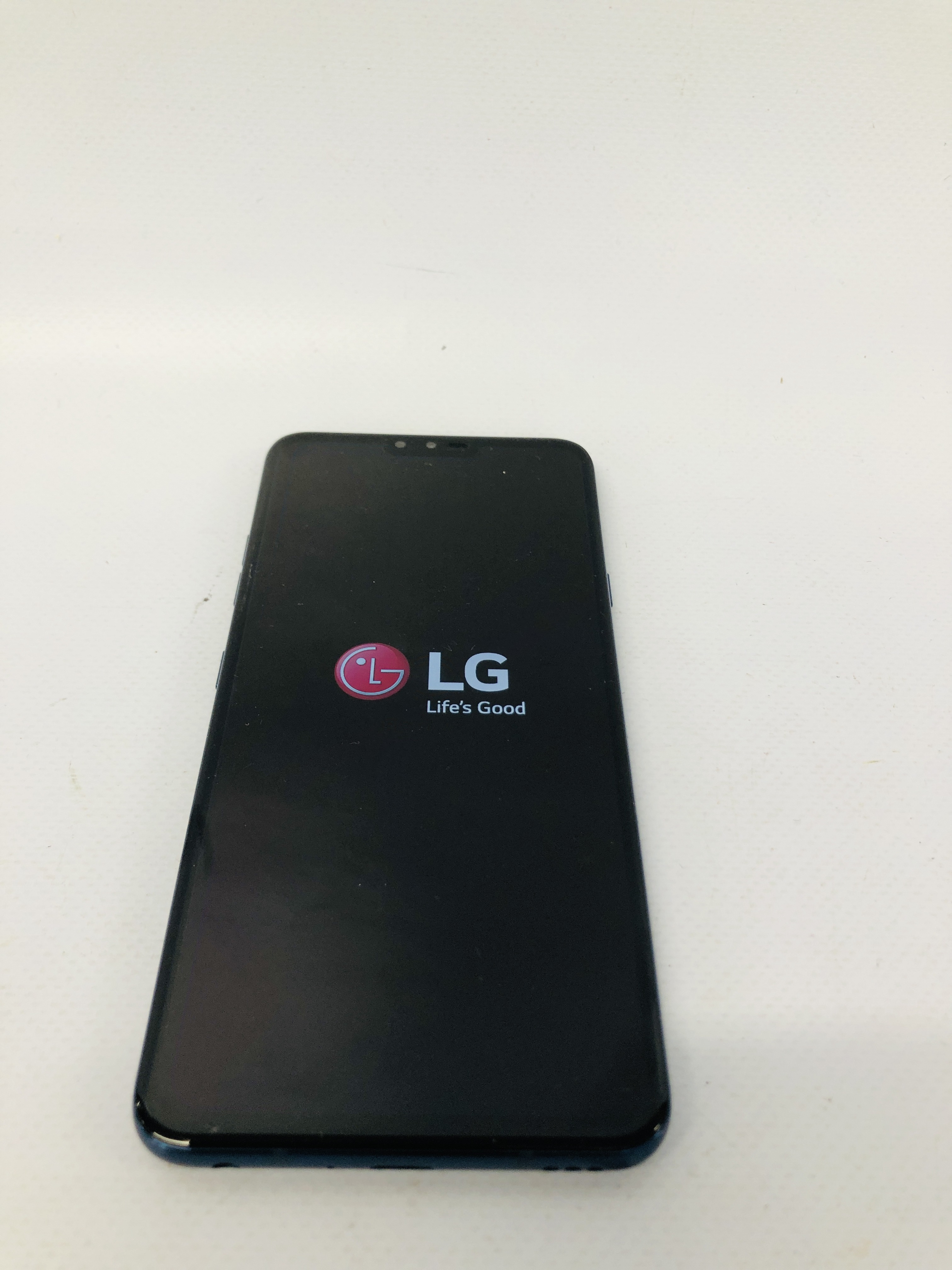 A LG V40 THINQ SMARTPHONE MODEL LM-V405EBW - SOLD AS SEEN - NO GUARANTEE OF CONNECTIVITY - Image 3 of 4