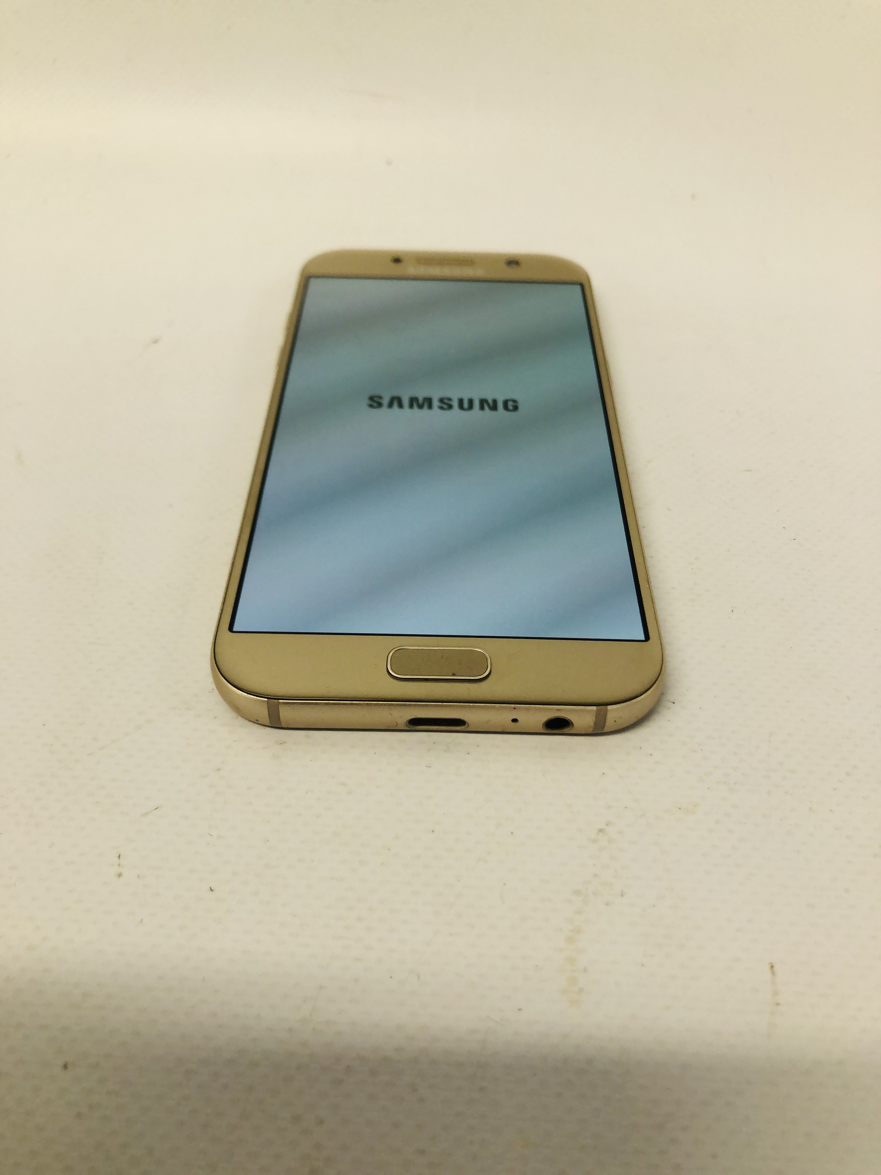 A SAMSUNG GALAXY A5 SMARTPHONE - SOLD AS SEEN - NO GUARANTEE OF CONNECTIVITY - Image 2 of 4