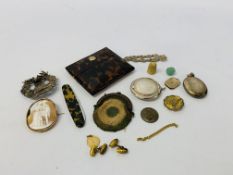 BOX OF ASSORTED VINTAGE COLLECTIBLES TO INCLUDE A SILVER COMPACT / VESTA, PURSE, CAMEO BROOCH A/F,
