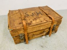 A VINTAGE TAN LEATHER TRAVELLING CASE