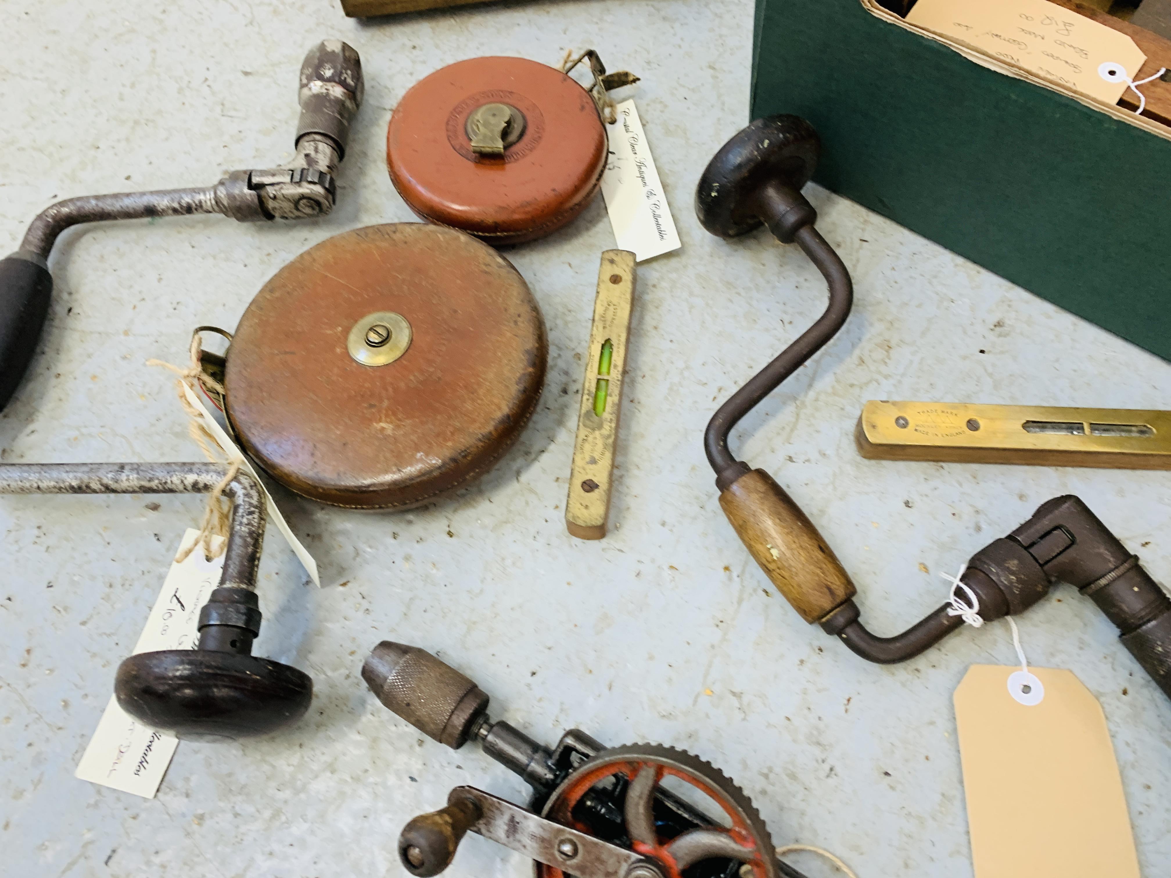 AN ASSORTMENT OF VINTAGE HAND TOOLS TO INCLUDE DRILLS, PLANES, LEVELS, TAPE MEASURE, SAWS, - Image 6 of 9