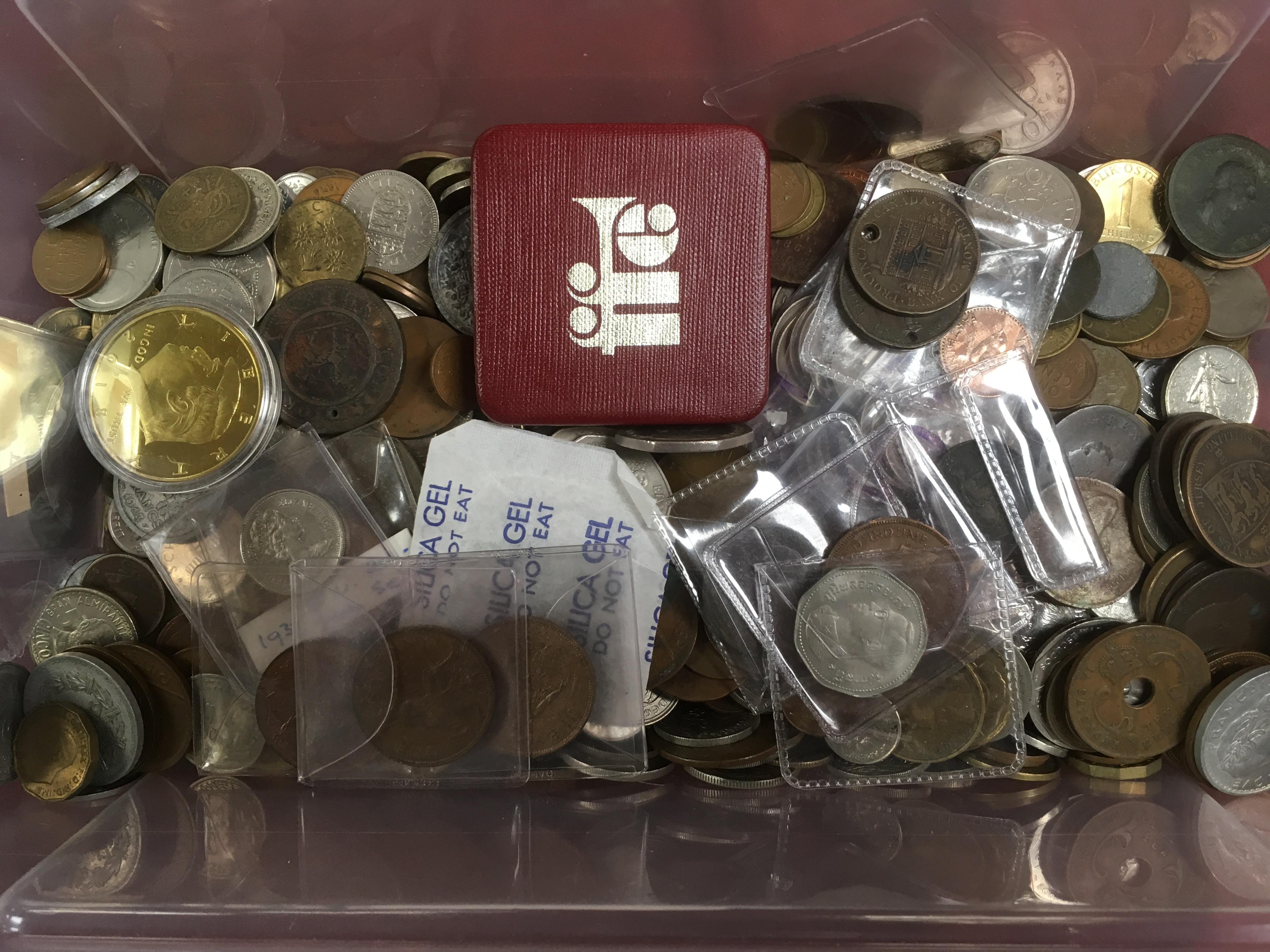 COINS: TUB OF MIXED MAINLY OVERSEAS COINS,
