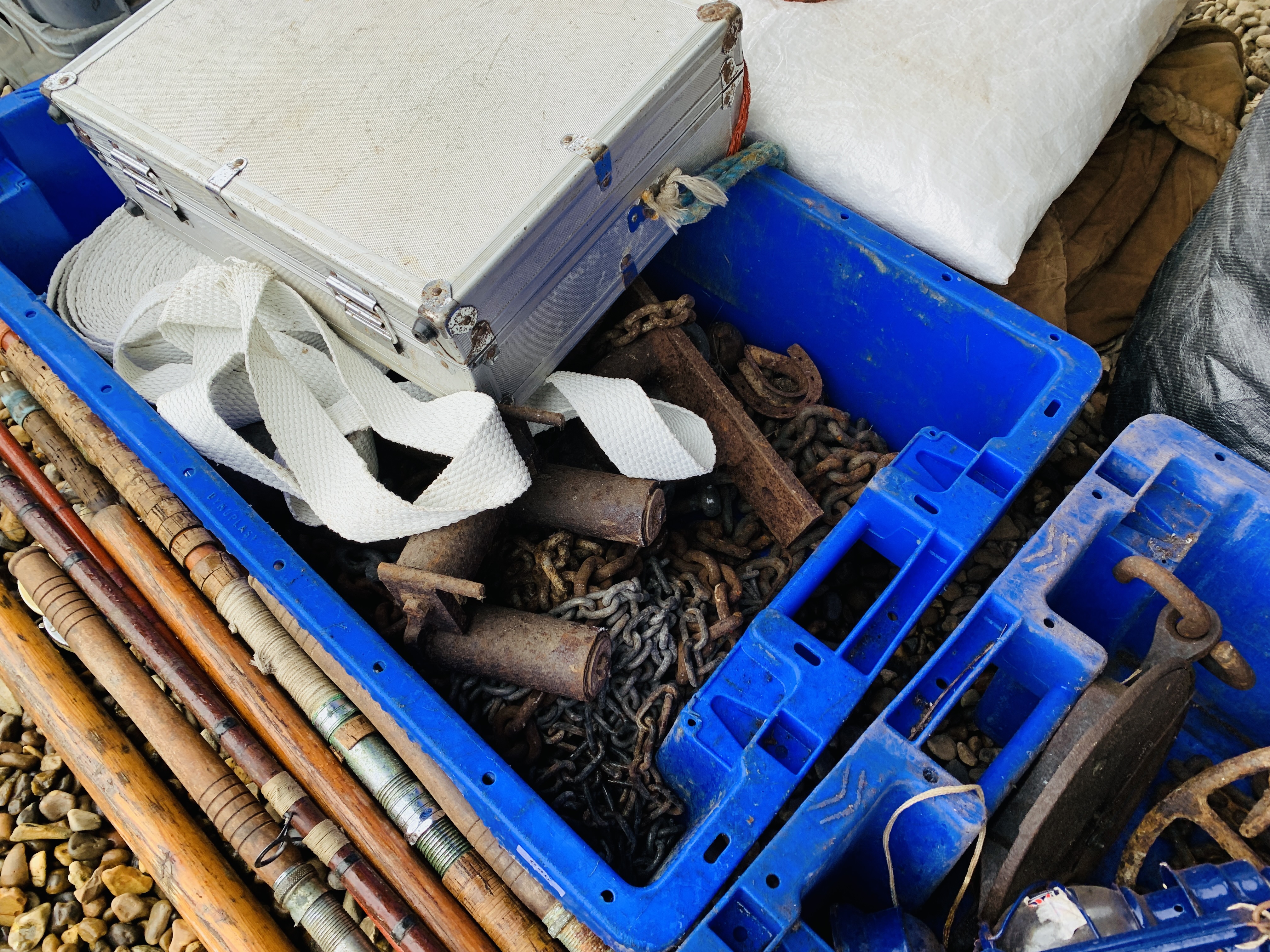 5 X PLASTIC CRATES CONTAINING ASSORTED CHAINS, ANCHORS, ROLLOCKS, - Image 4 of 9