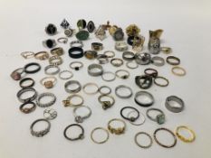 BAG CONTAINING 70 ASSORTED COSTUME JEWELLERY RINGS