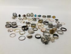 BAG CONTAINING 70 ASSORTED COSTUME JEWELLERY RINGS
