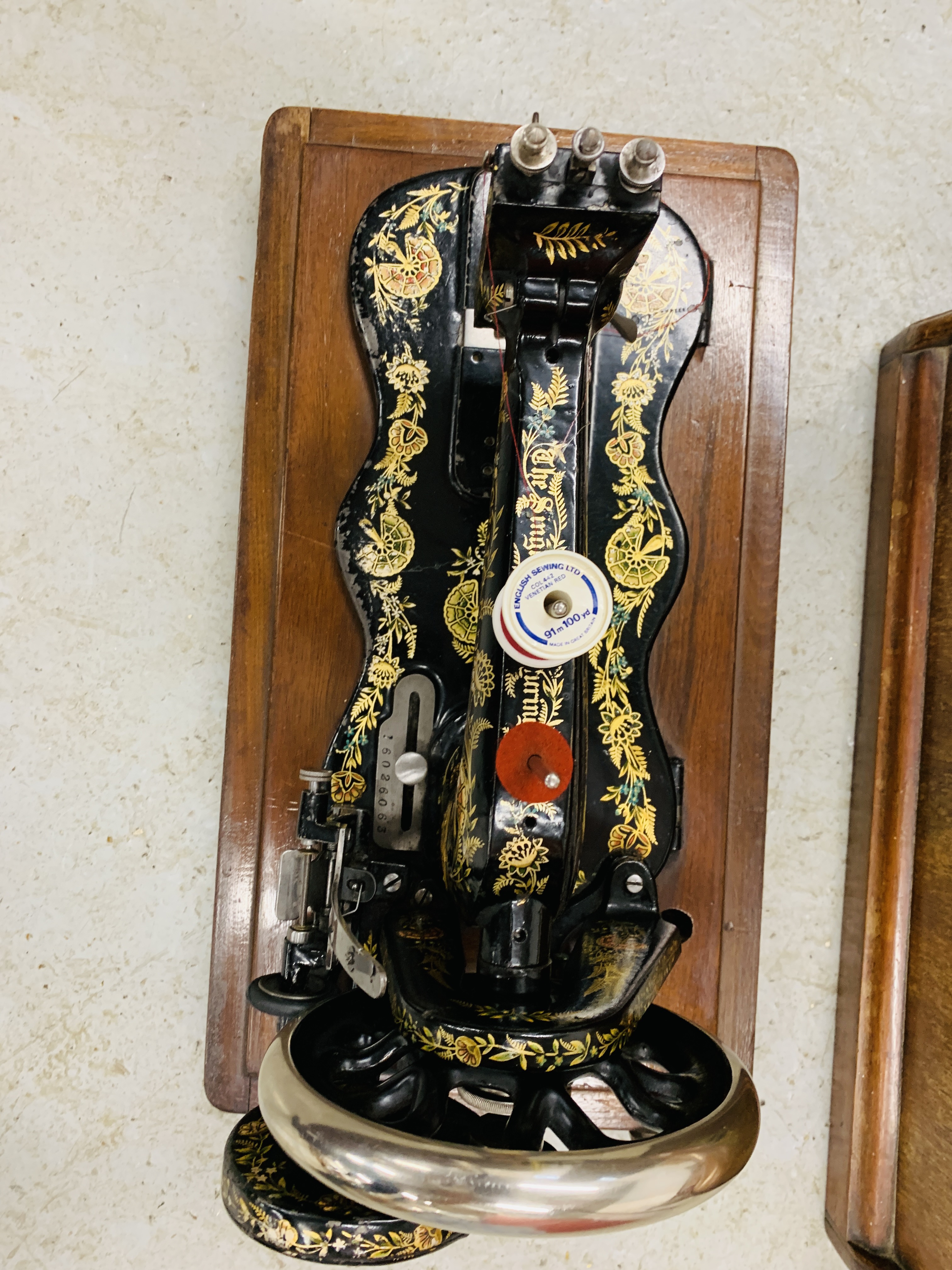 A VINTAGE SINGER GILT DECORATED MANUAL SEWING MACHINE UNDER ORIGINAL DOMED COVER - Image 4 of 6