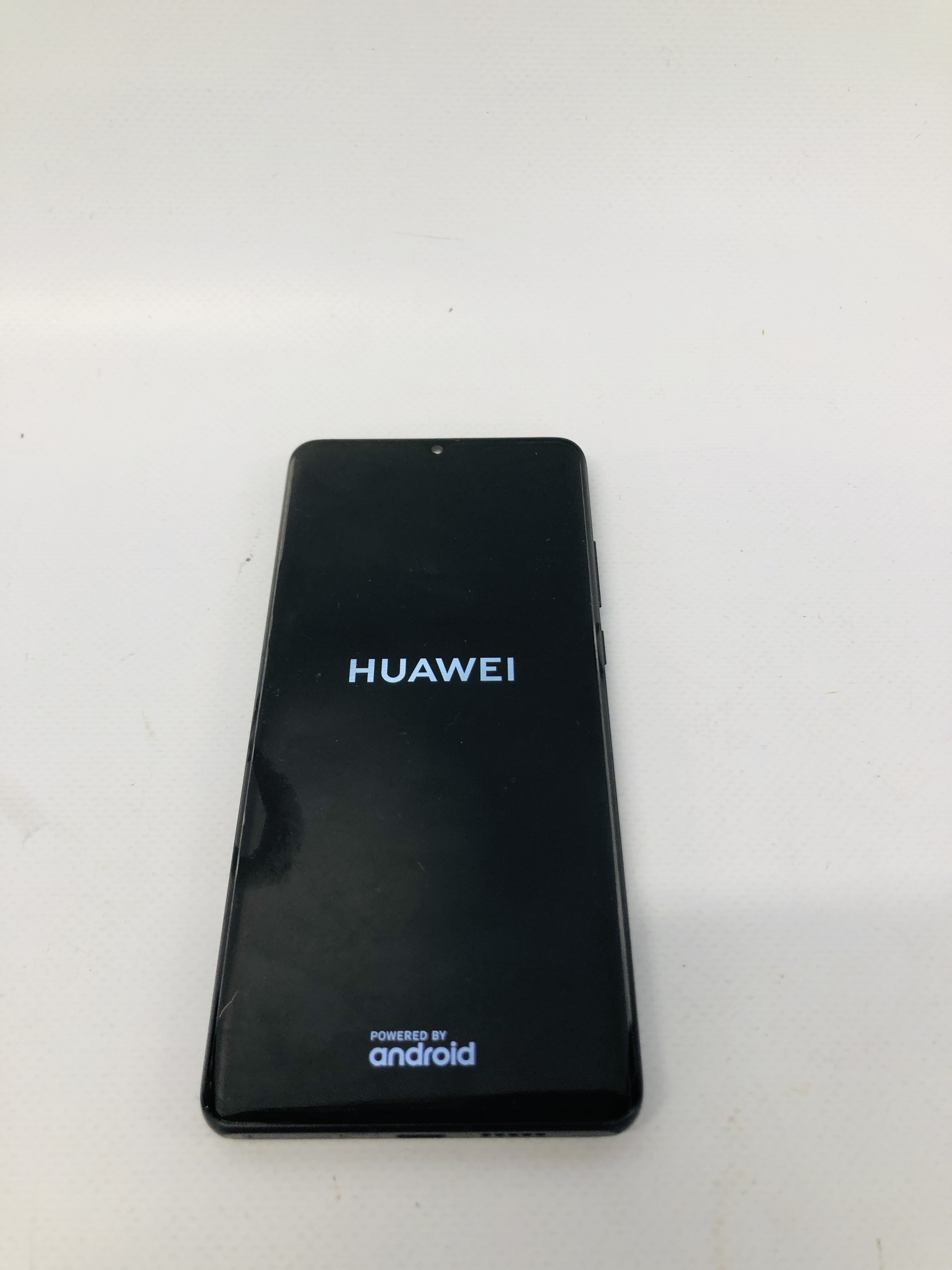 A HUAWEI VOG-L09 SMARTPHONE - SOLD AS SEEN - NO GUARANTEE OF CONNECTIVITY