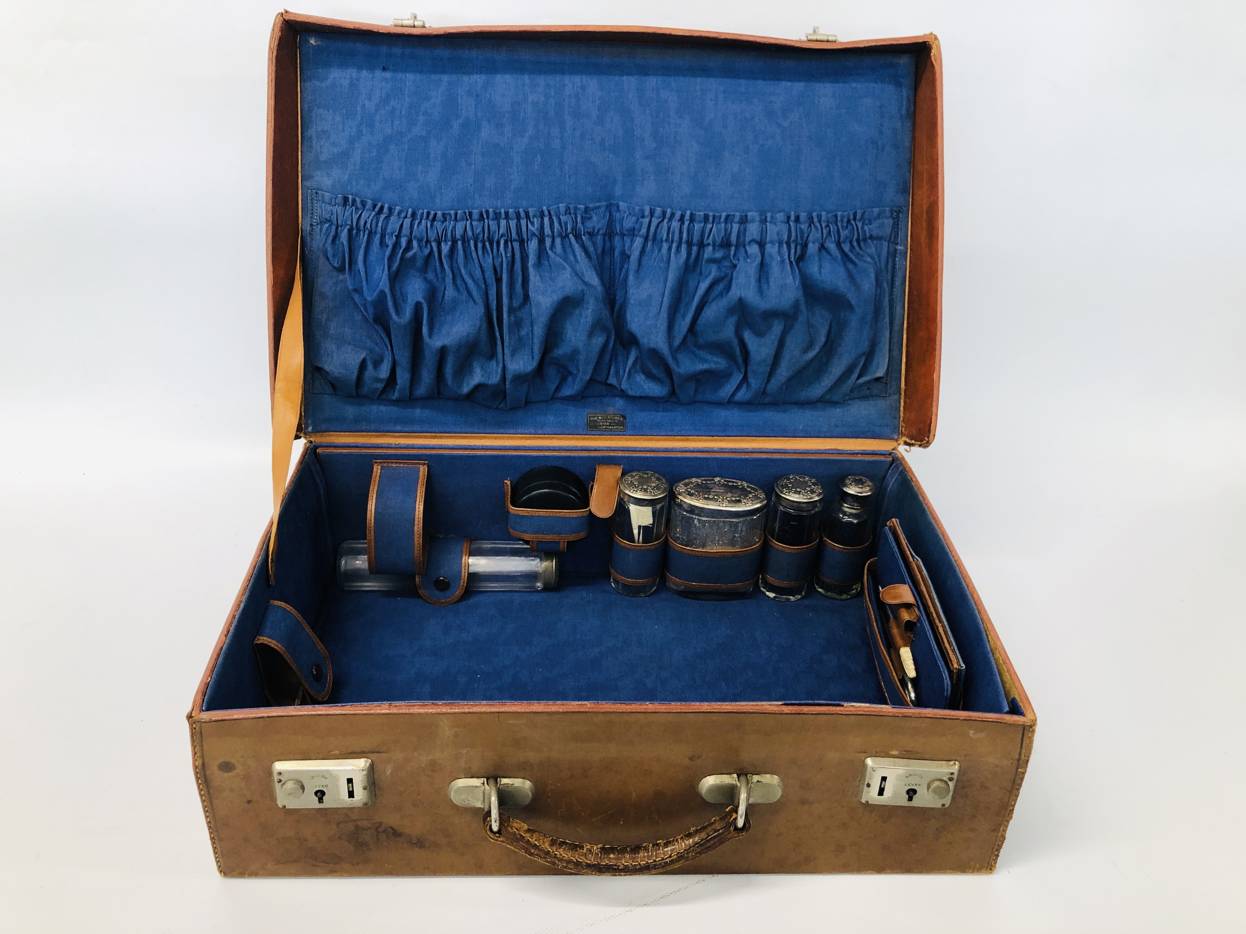 VINTAGE BROWN LEATHER TRAVEL CASE "THE BAG STORES" TRUNK MAKERS WITH FITTED INTERIOR AND ORIGINAL