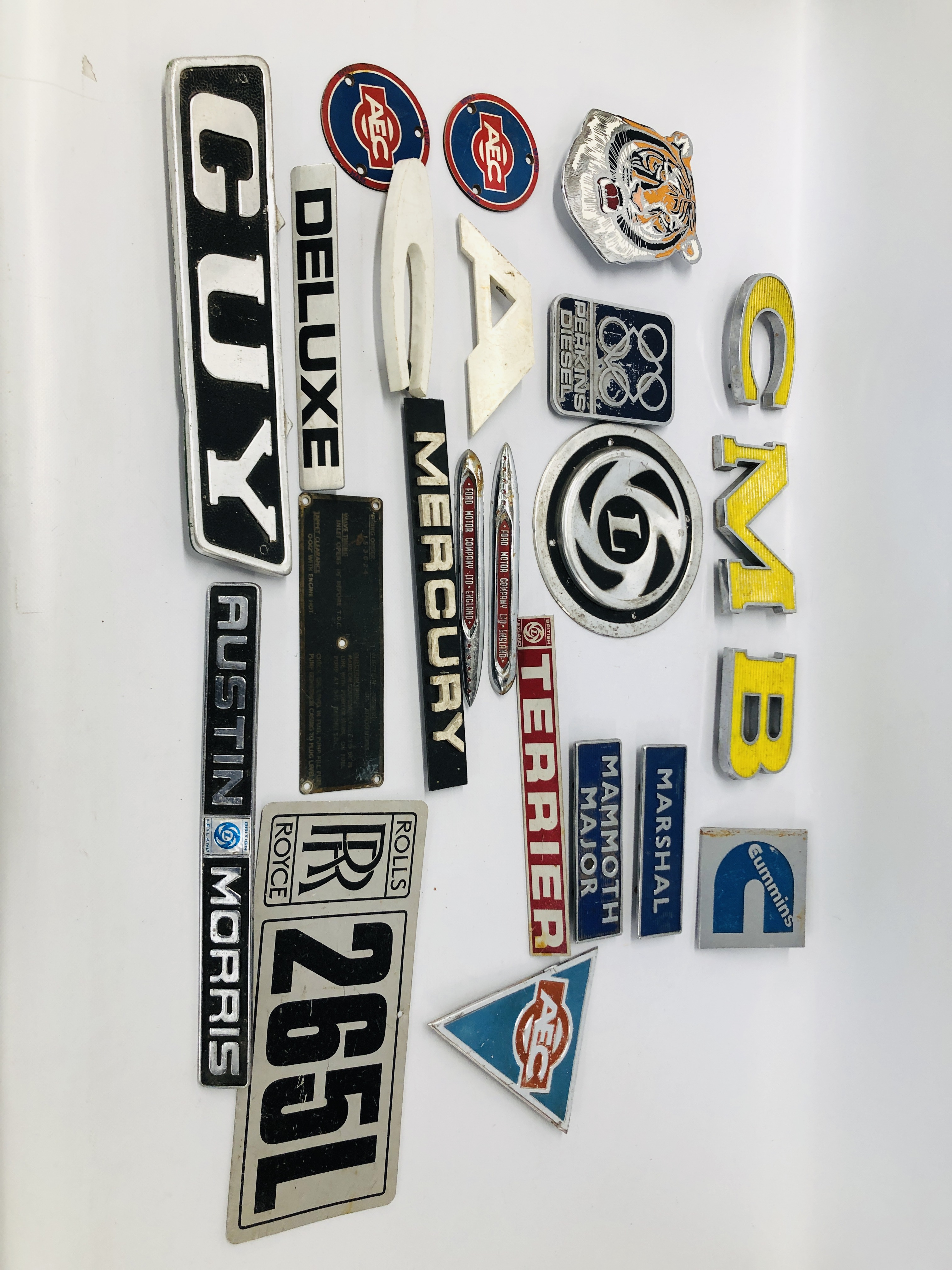 COLLECTION OF ASSORTED VINTAGE LORRY AND CAR BADGES TO INCLUDE ROLLS ROYCE, AEC, TERRIER, CUMMINS,