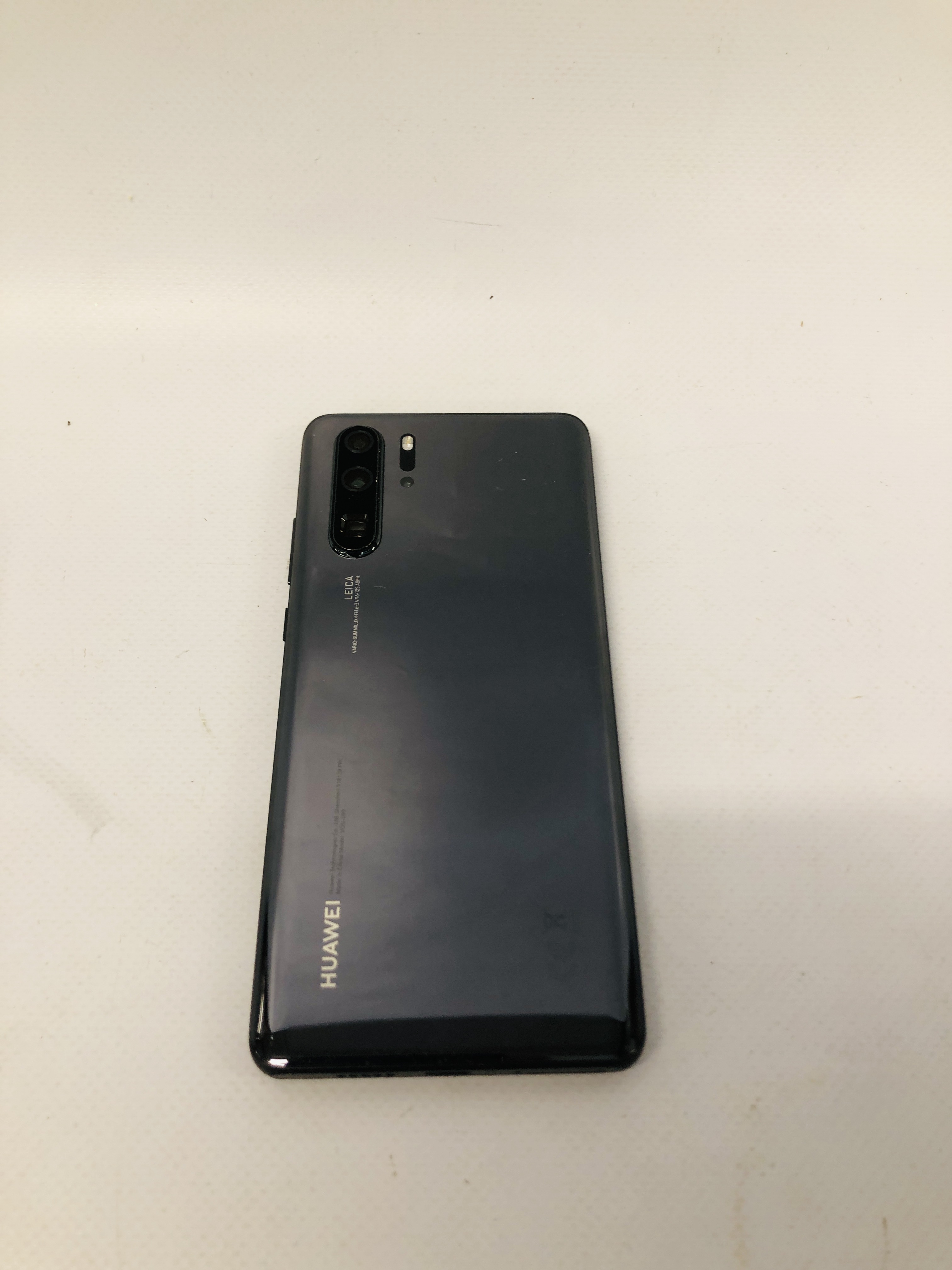 A HUAWEI VOG-L09 SMARTPHONE - SOLD AS SEEN - NO GUARANTEE OF CONNECTIVITY - Image 5 of 5
