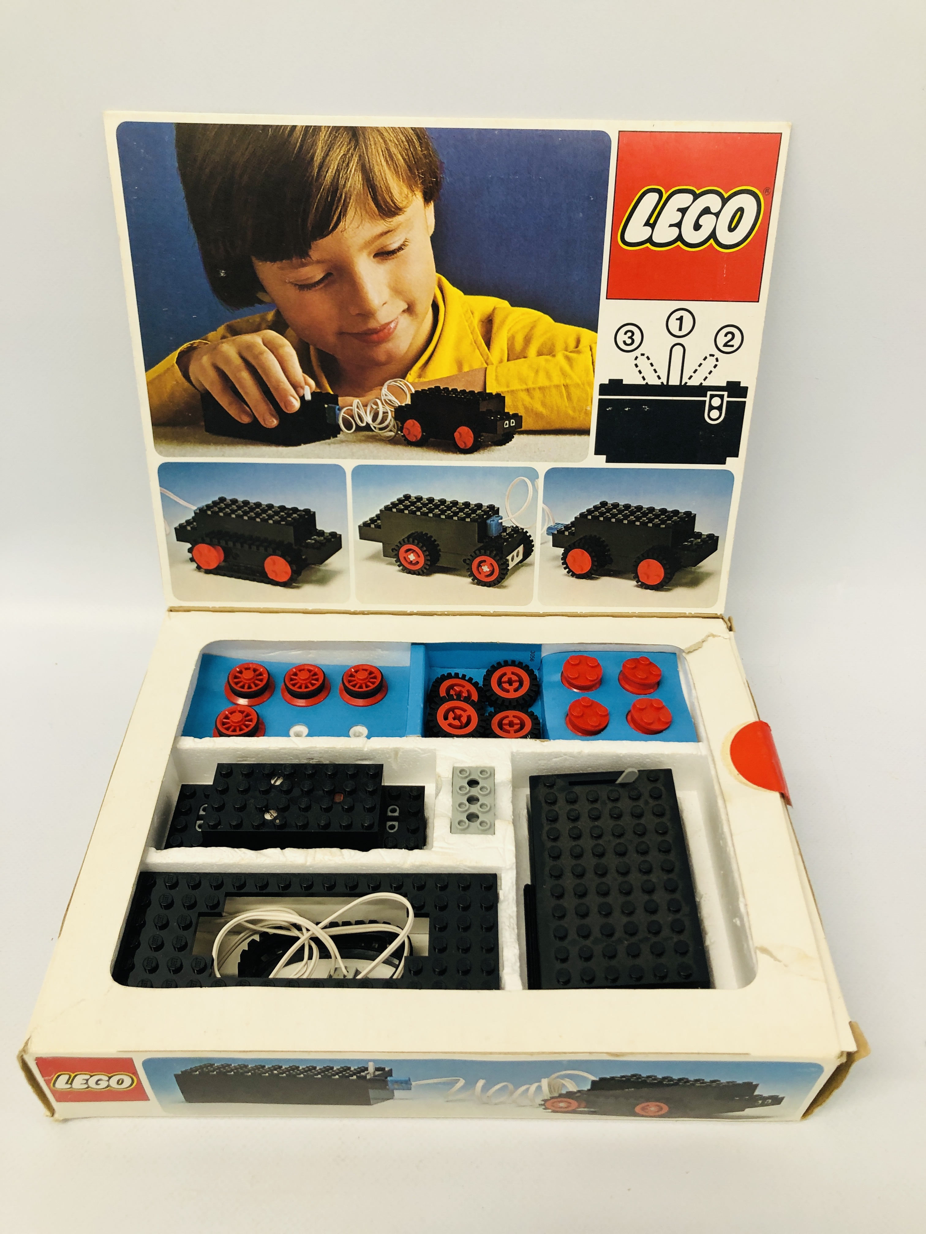 COLLECTION OF ASSORTED VINTAGE LEGO TO INCLUDE A BOXED 4. - Image 4 of 4