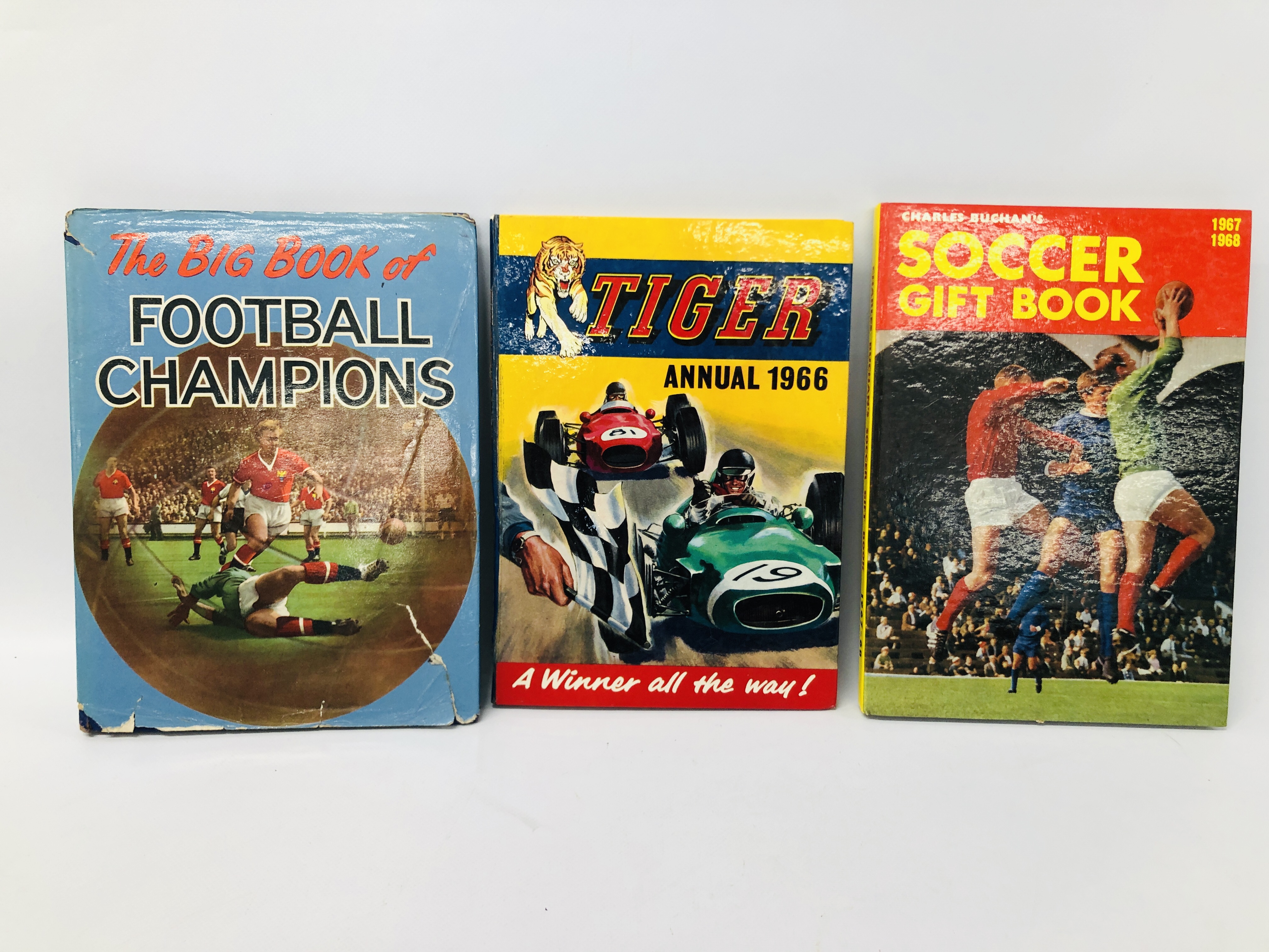 BOX OF VARIOUS FOOTBALL RELATED ANNUALS - Image 4 of 5