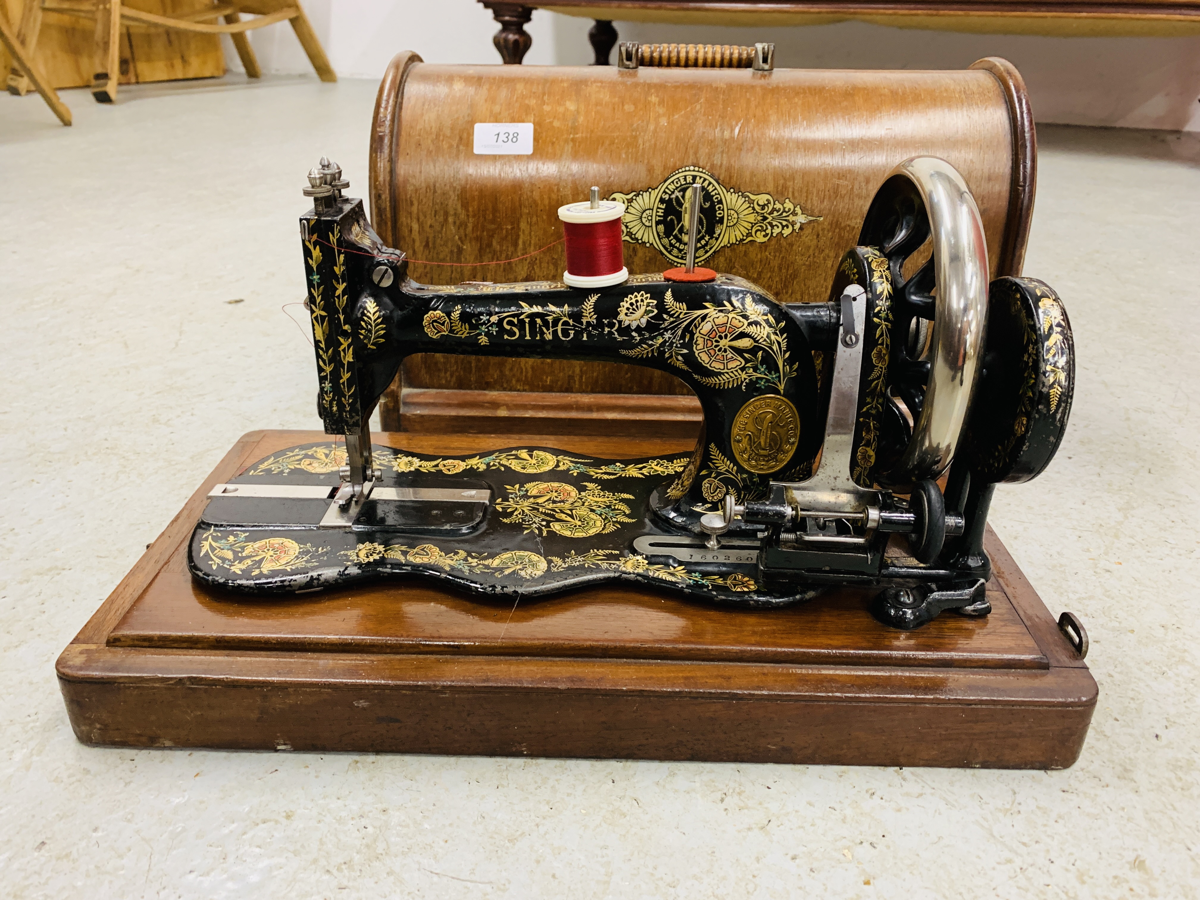 A VINTAGE SINGER GILT DECORATED MANUAL SEWING MACHINE UNDER ORIGINAL DOMED COVER - Image 2 of 6