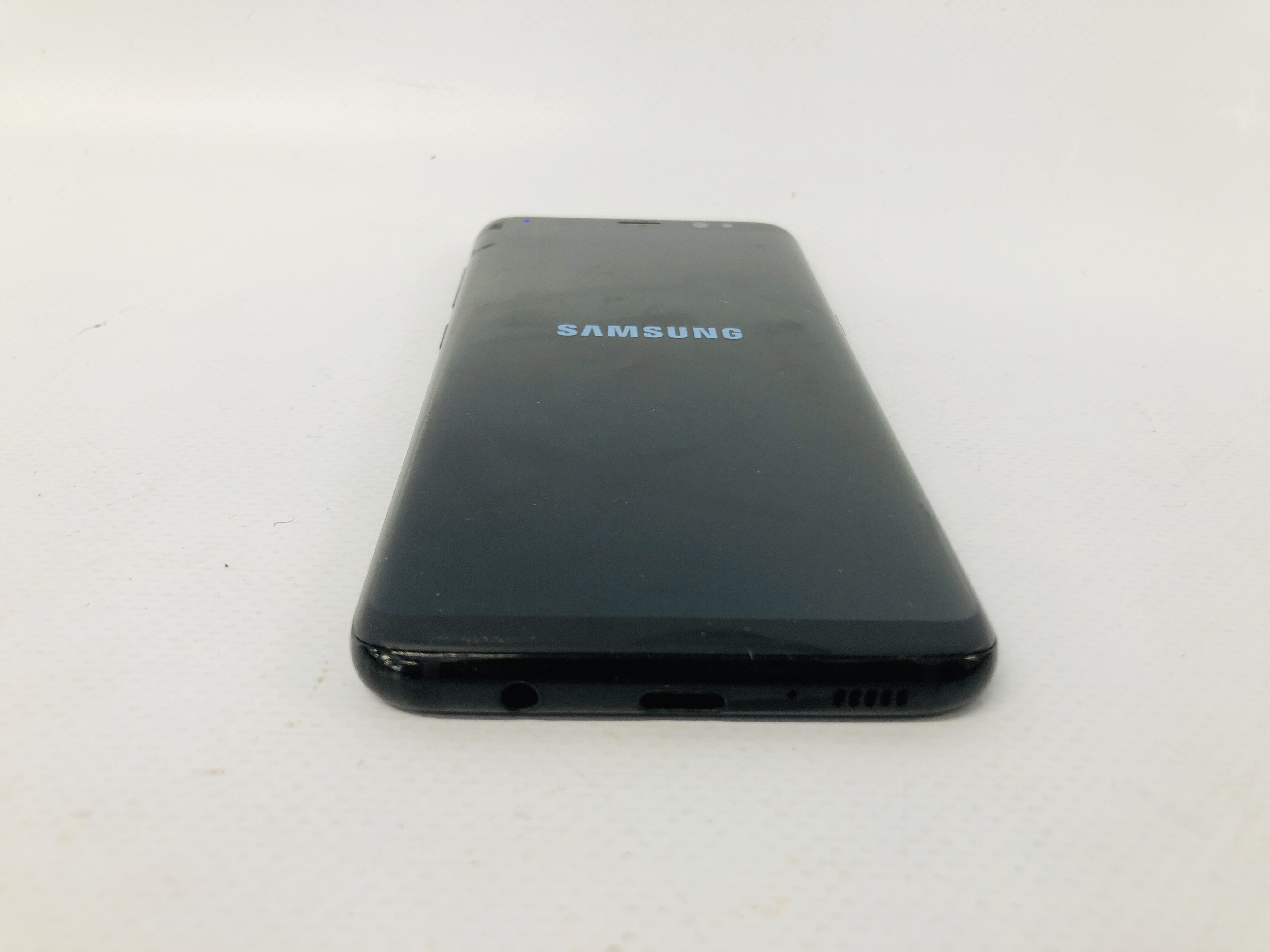 A SAMSUNG GALAXY S8 SMARTPHONE - SOLD AS SEEN - NO GUARANTEE OF CONNECTIVITY - Image 2 of 3