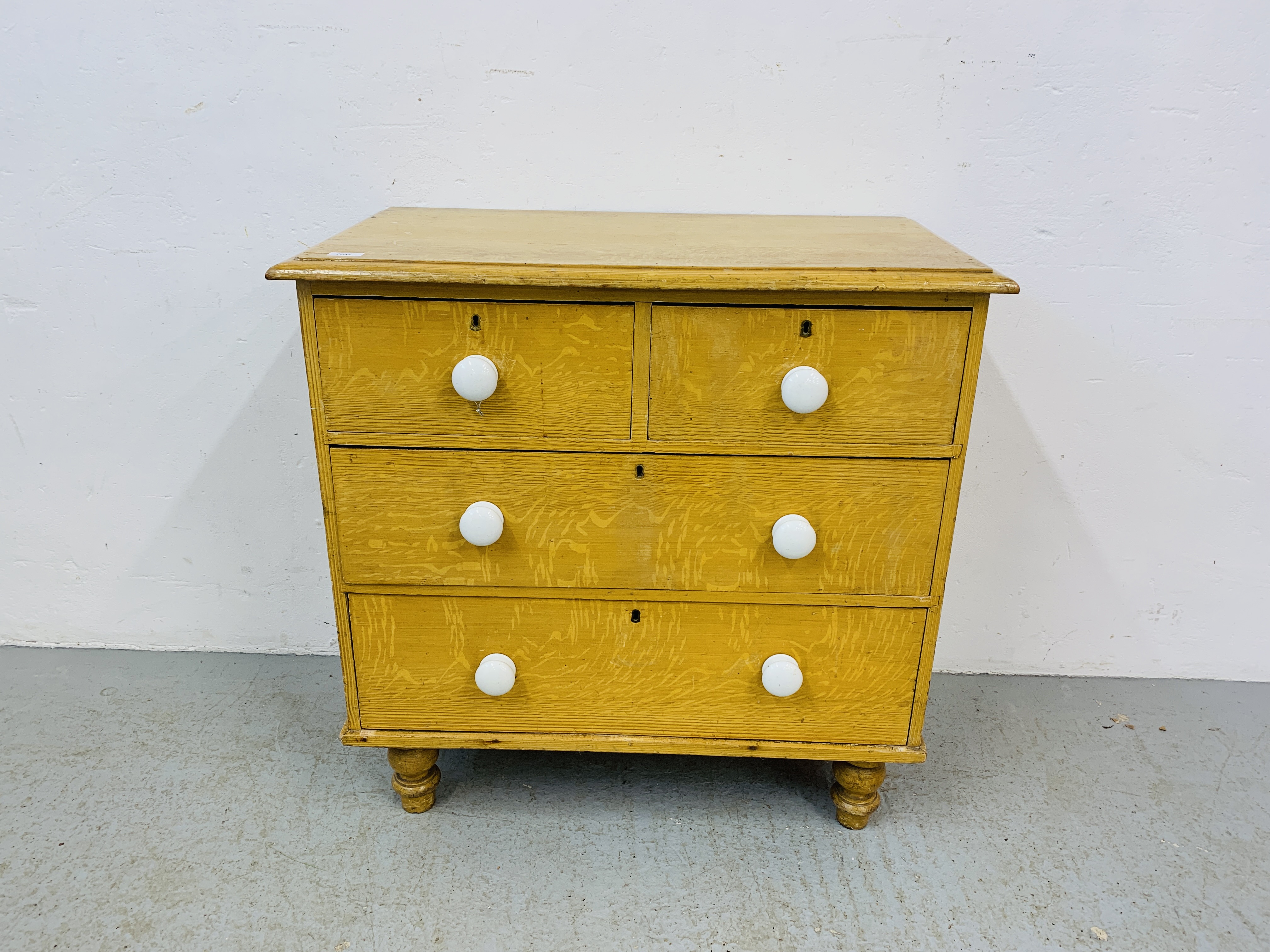 A VINTAGE PINE TWO OVER TWO CHEST OF DRAWERS ON TURNED FEET WITH WHITE CERAMIC KNOBS W 82CM, D 46CM, - Image 2 of 7