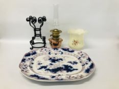 VINTAGE CAULDRON ORIENTAL MEAT PLATE ALONG WITH A VINTAGE OIL LAMP ON BLACK METAL STAND,