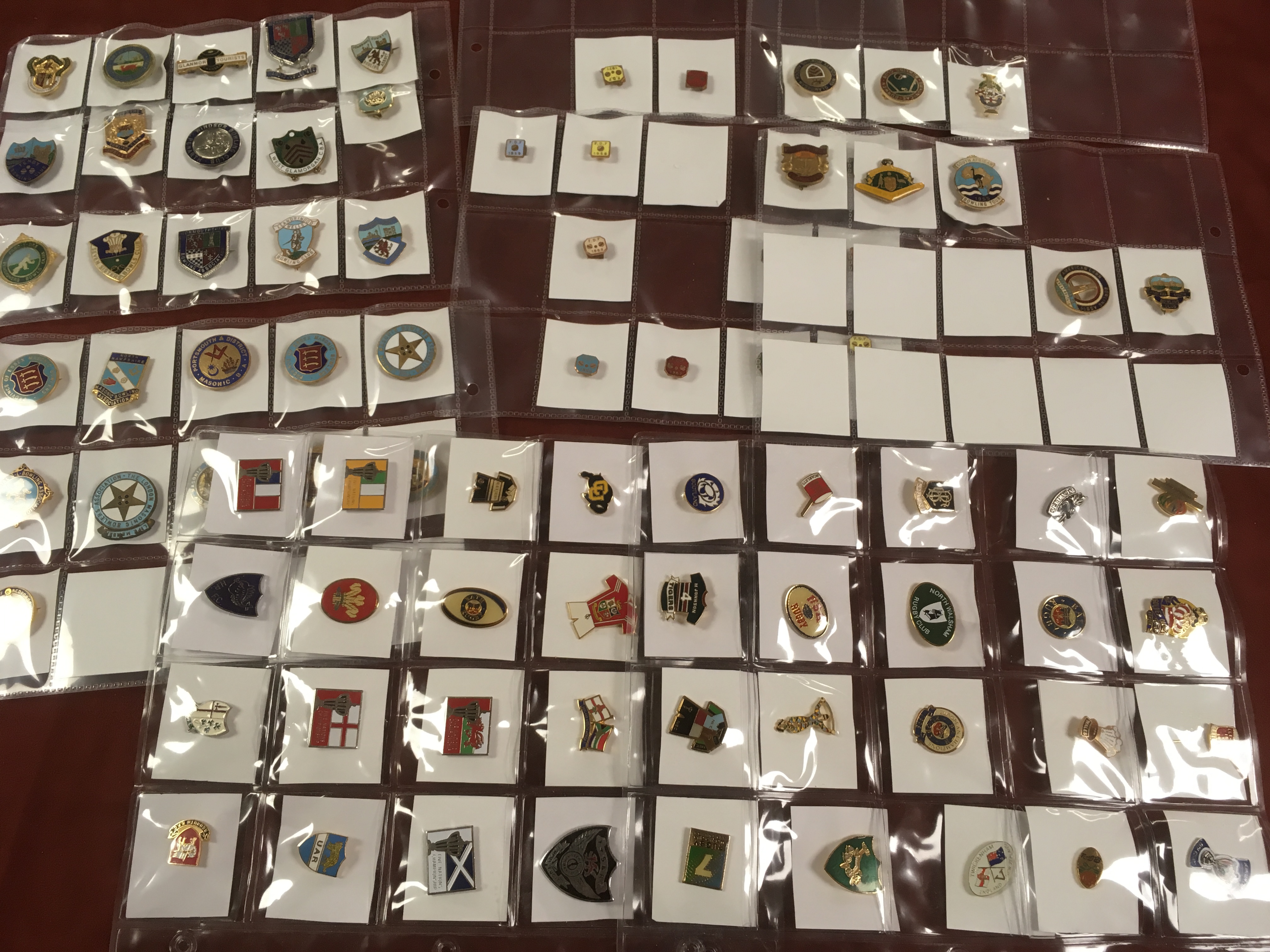 SUBSTANTIAL COLLECTION OF BOWLS CLUB BADGES, SOME SORTED ALPHABETICALLY, OTHERS ON LEAVES AND LOOSE,