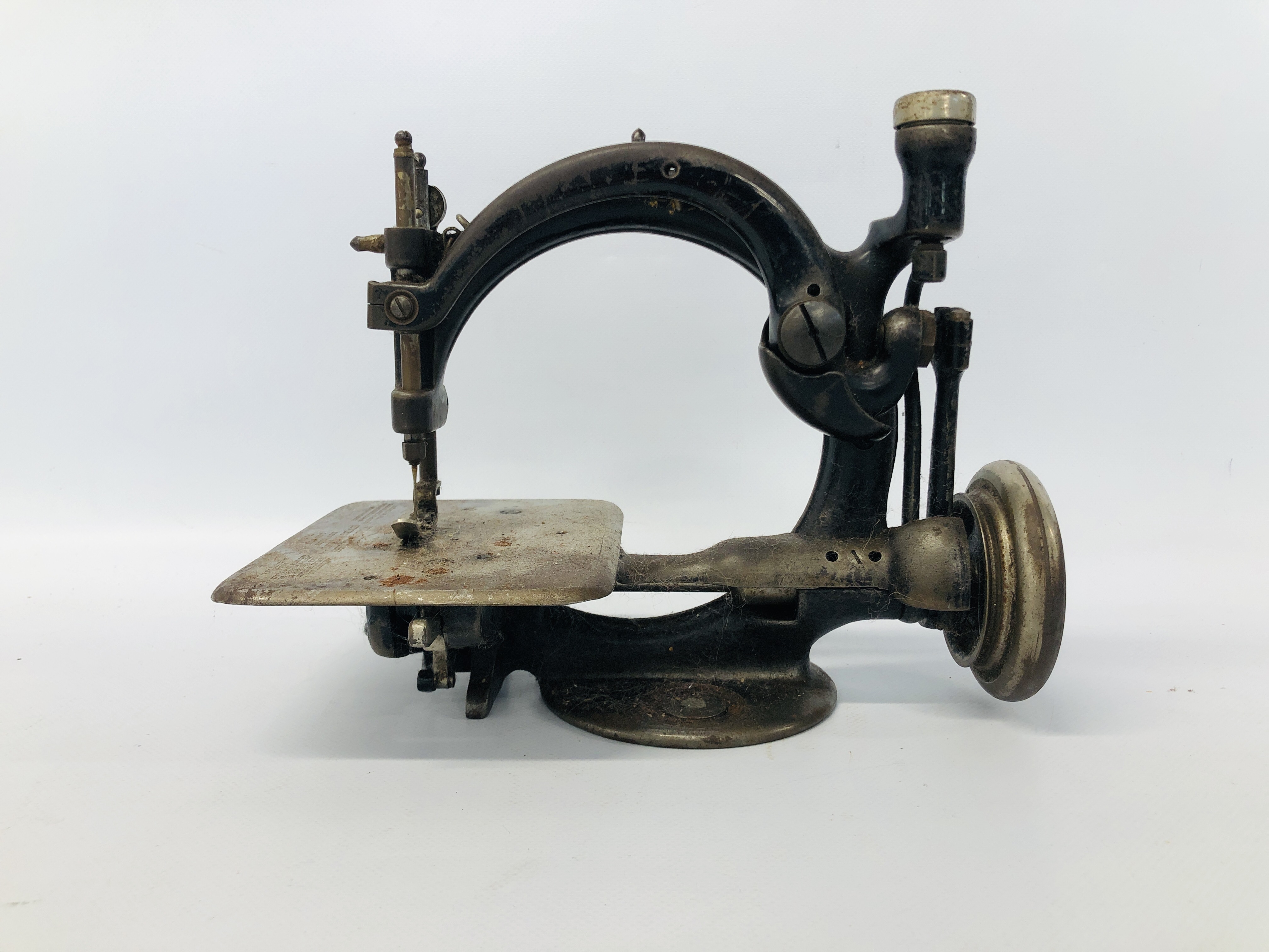 VINTAGE WILLCOX & GIBBS SEWING MACHINE - SOLD AS SEEN - Image 5 of 8