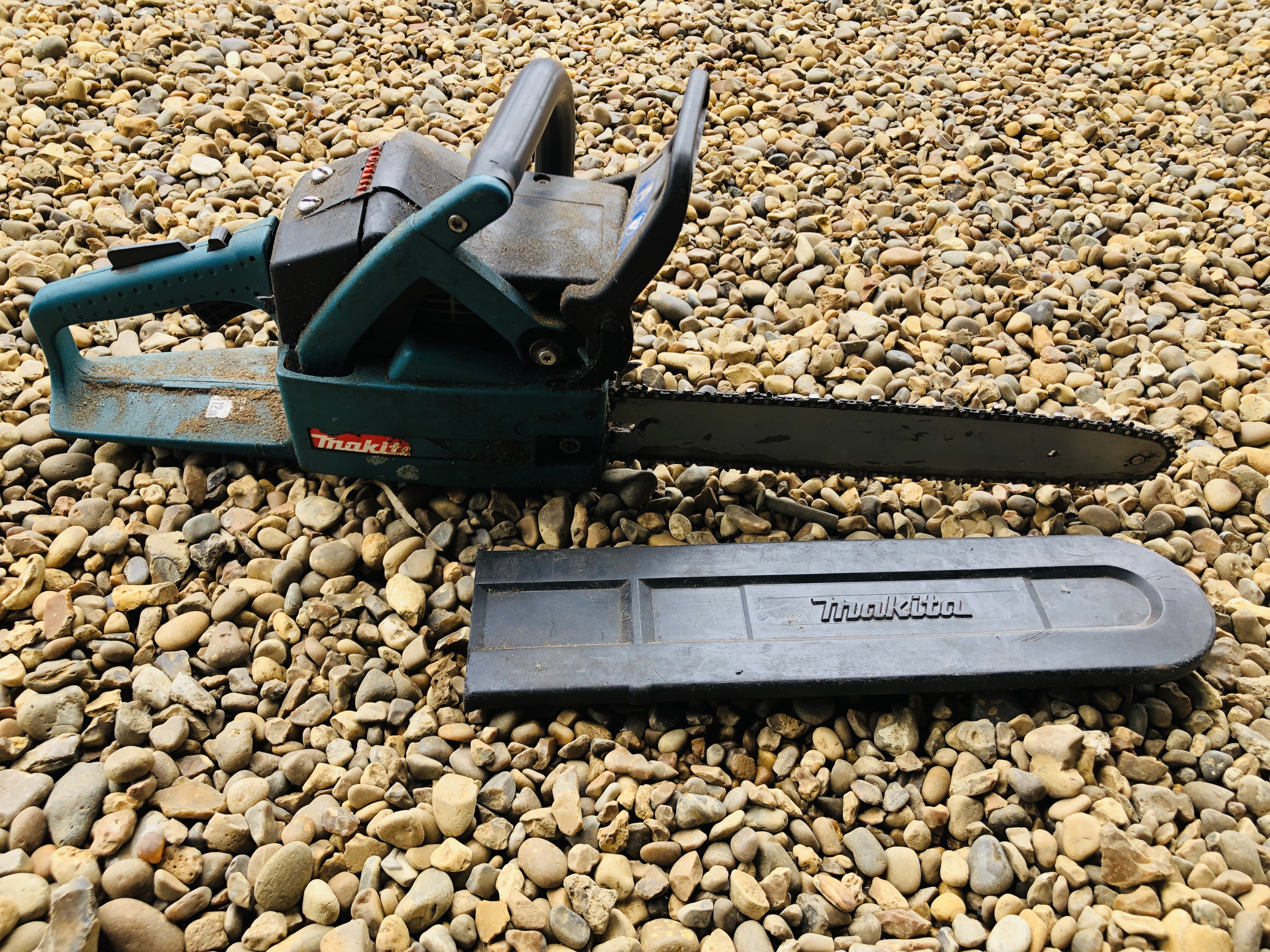 2 X EFCO PETROL HEDGE TRIMMERS, MAKITA PETROL HEDGE TRIMMER, - Image 3 of 6