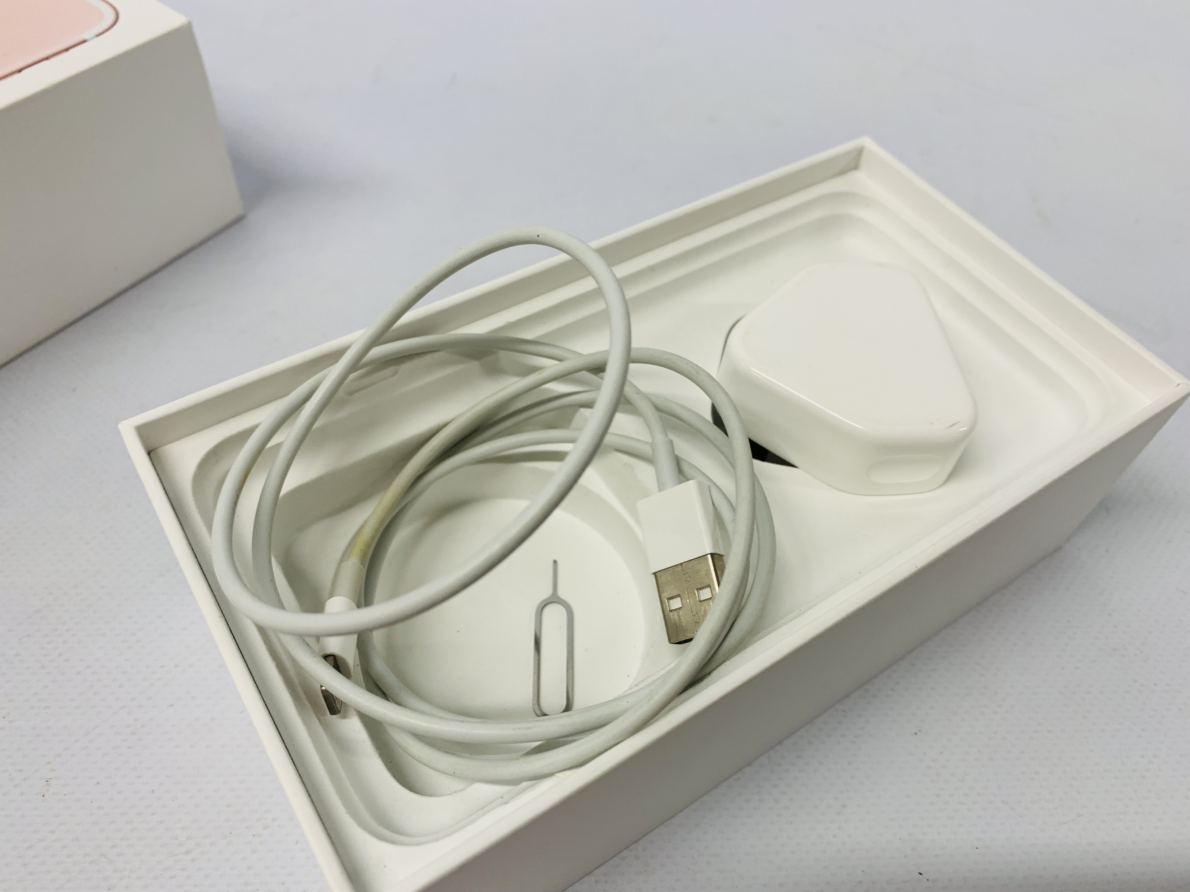 A APPLE IPHONE 7 PLUS 29626 32GB IN ORIGINAL BOX WITH ACCESSORIES - SOLD AS SEEN - Image 8 of 8