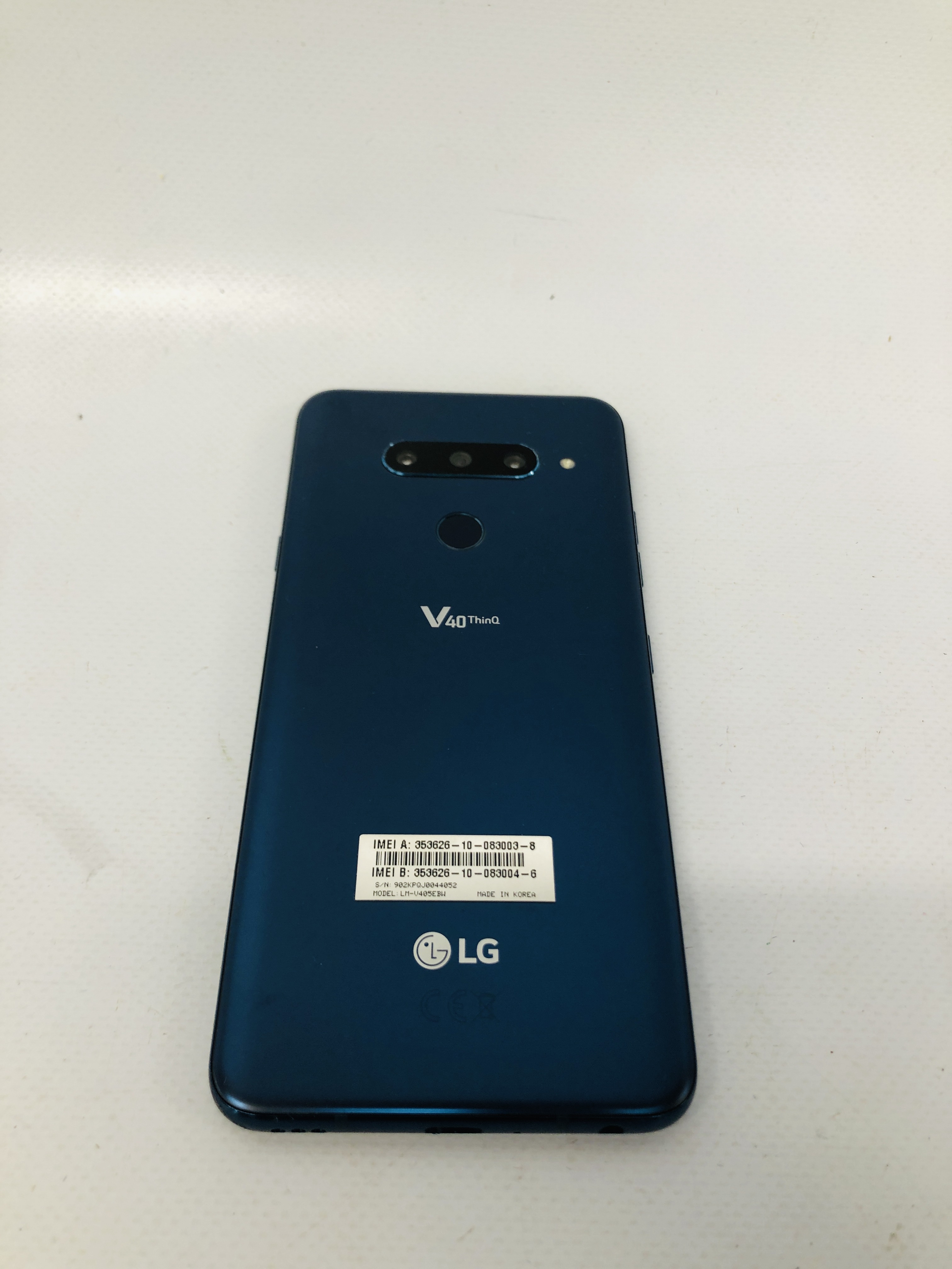 A LG V40 THINQ SMARTPHONE MODEL LM-V405EBW - SOLD AS SEEN - NO GUARANTEE OF CONNECTIVITY - Image 4 of 4