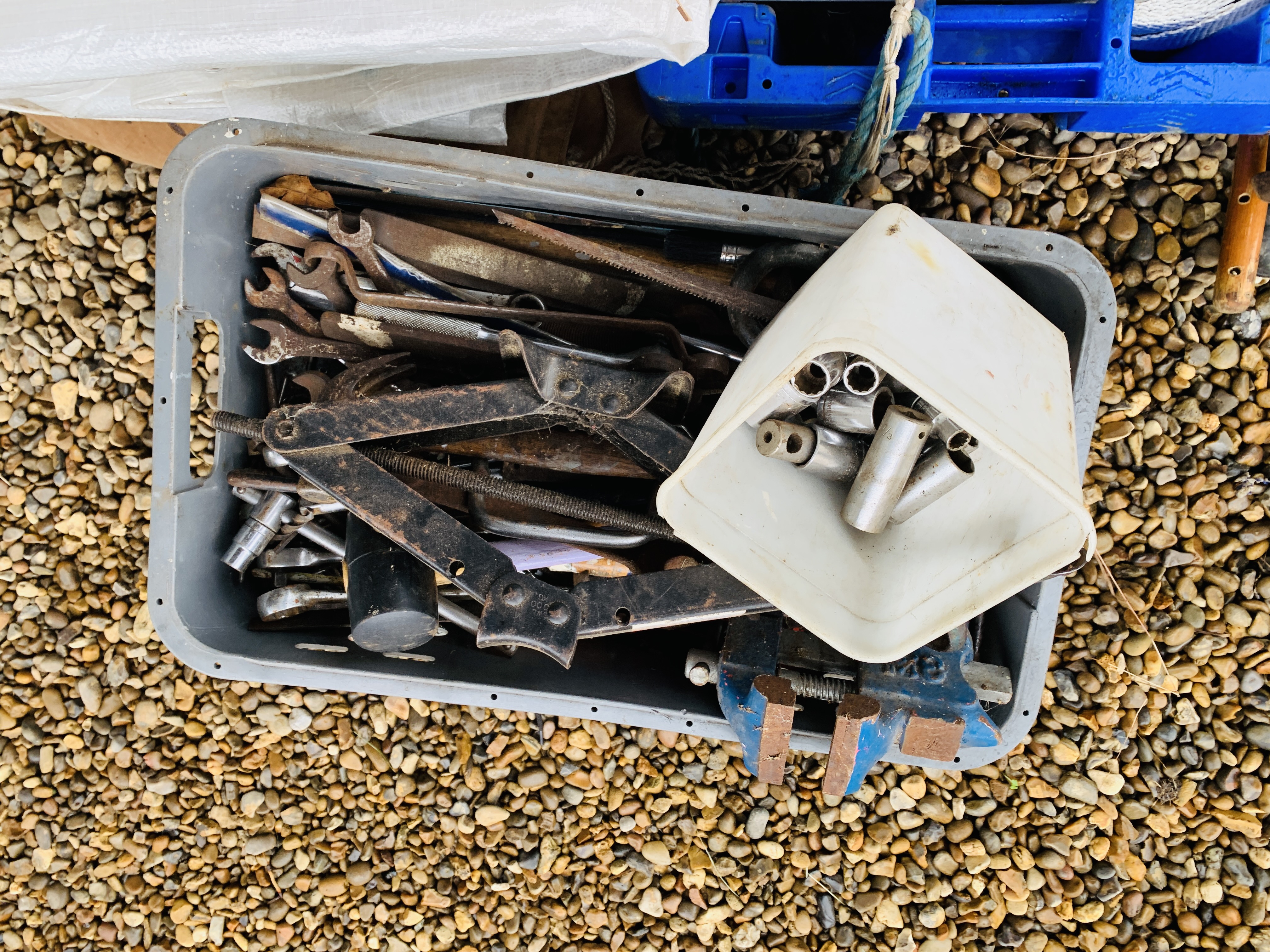 5 X PLASTIC CRATES CONTAINING ASSORTED CHAINS, ANCHORS, ROLLOCKS, - Image 5 of 9