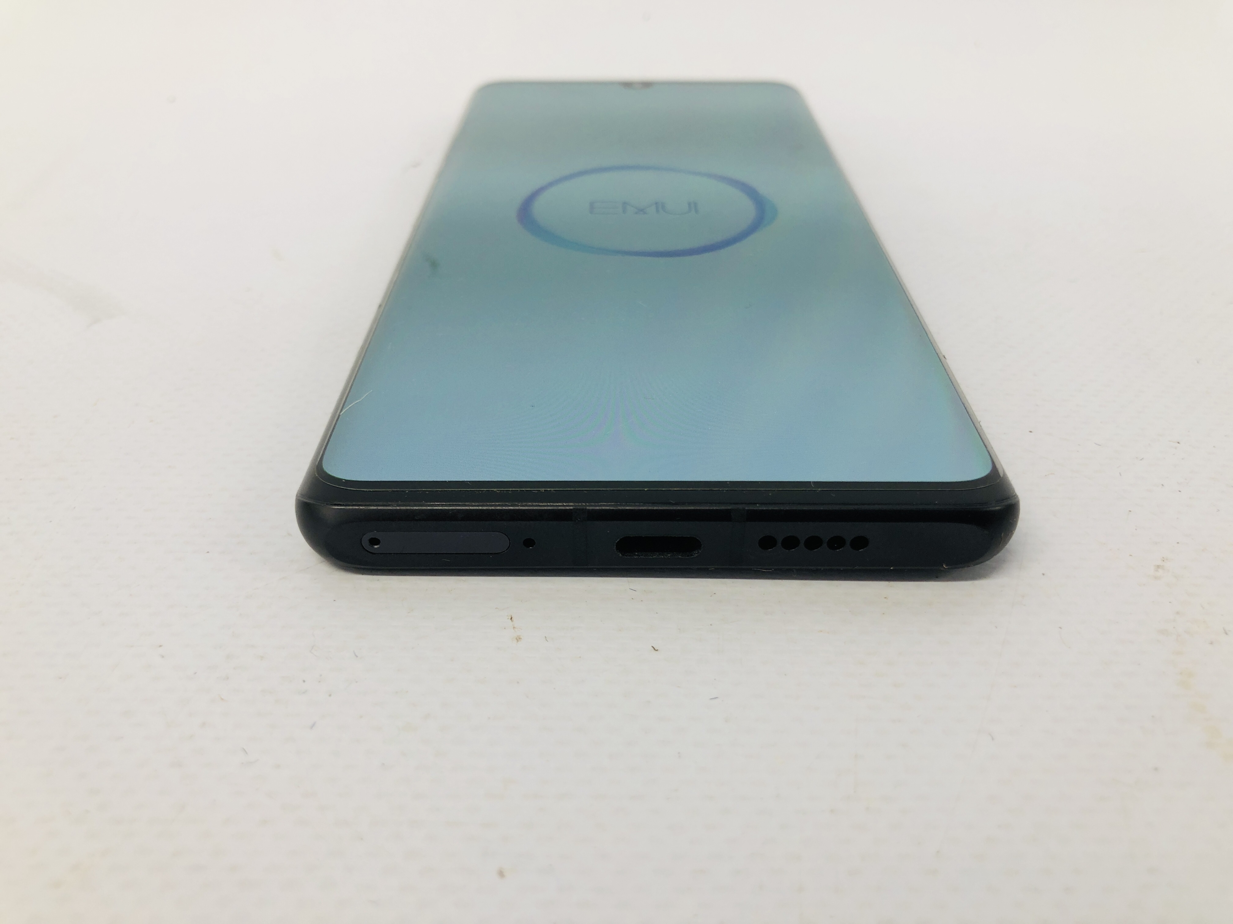 A HUAWEI VOG-L09 SMARTPHONE - SOLD AS SEEN - NO GUARANTEE OF CONNECTIVITY - Image 4 of 5