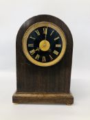 AN OAK CASED STRIKING MANTEL CLOCK WITH AD.