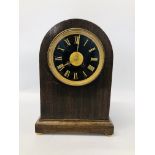 AN OAK CASED STRIKING MANTEL CLOCK WITH AD.