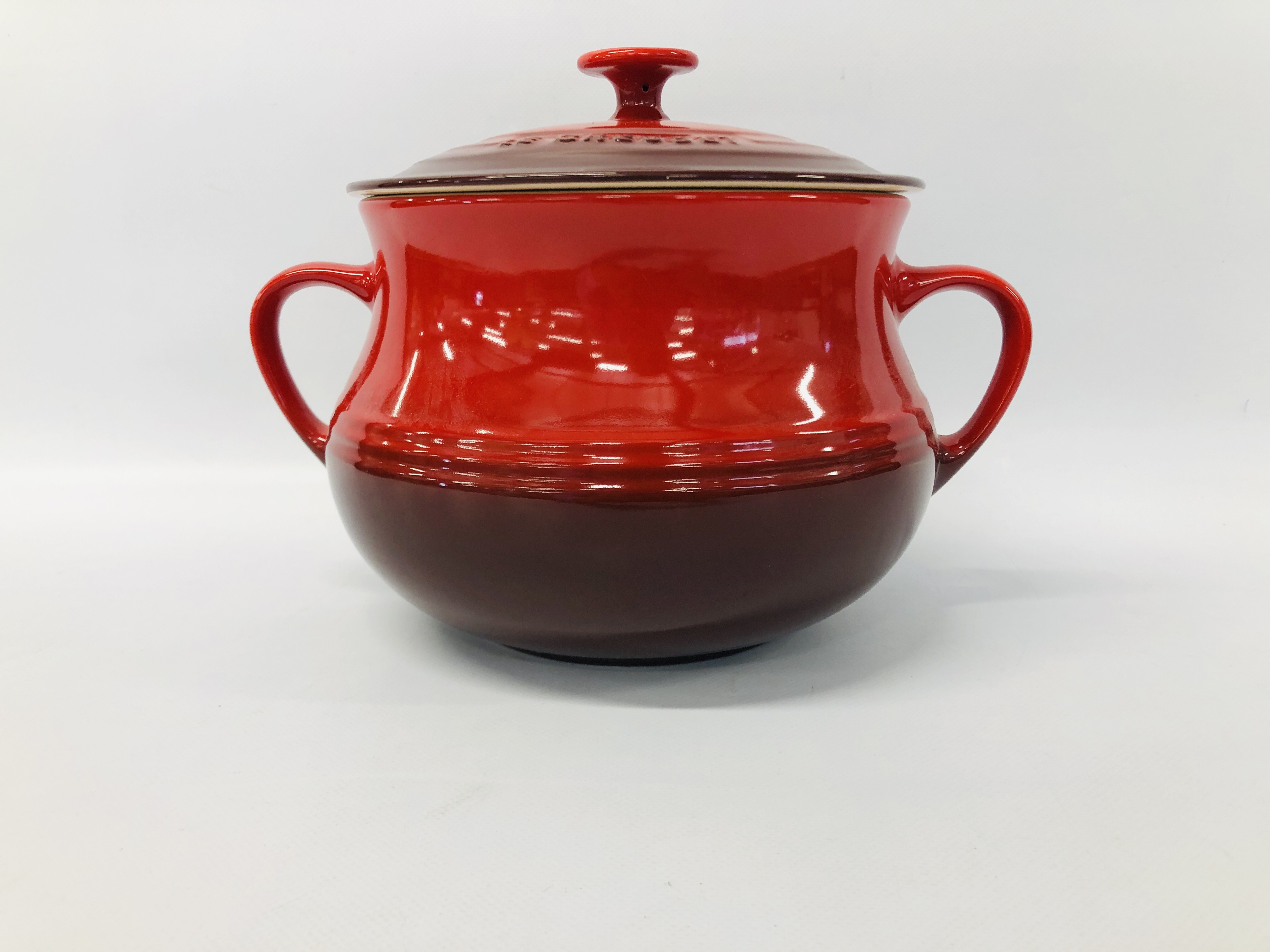 A LARGE PORTMEIRION BOTANIC GARDEN DESIGN BREAD CROCK HEIGHT 37CM AND LE CREUSET RED GLAZED - Image 9 of 13