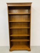 A MODERN OAK FINISH FULL HEIGHT BOOKSHELF W 87CM, D 31CM,