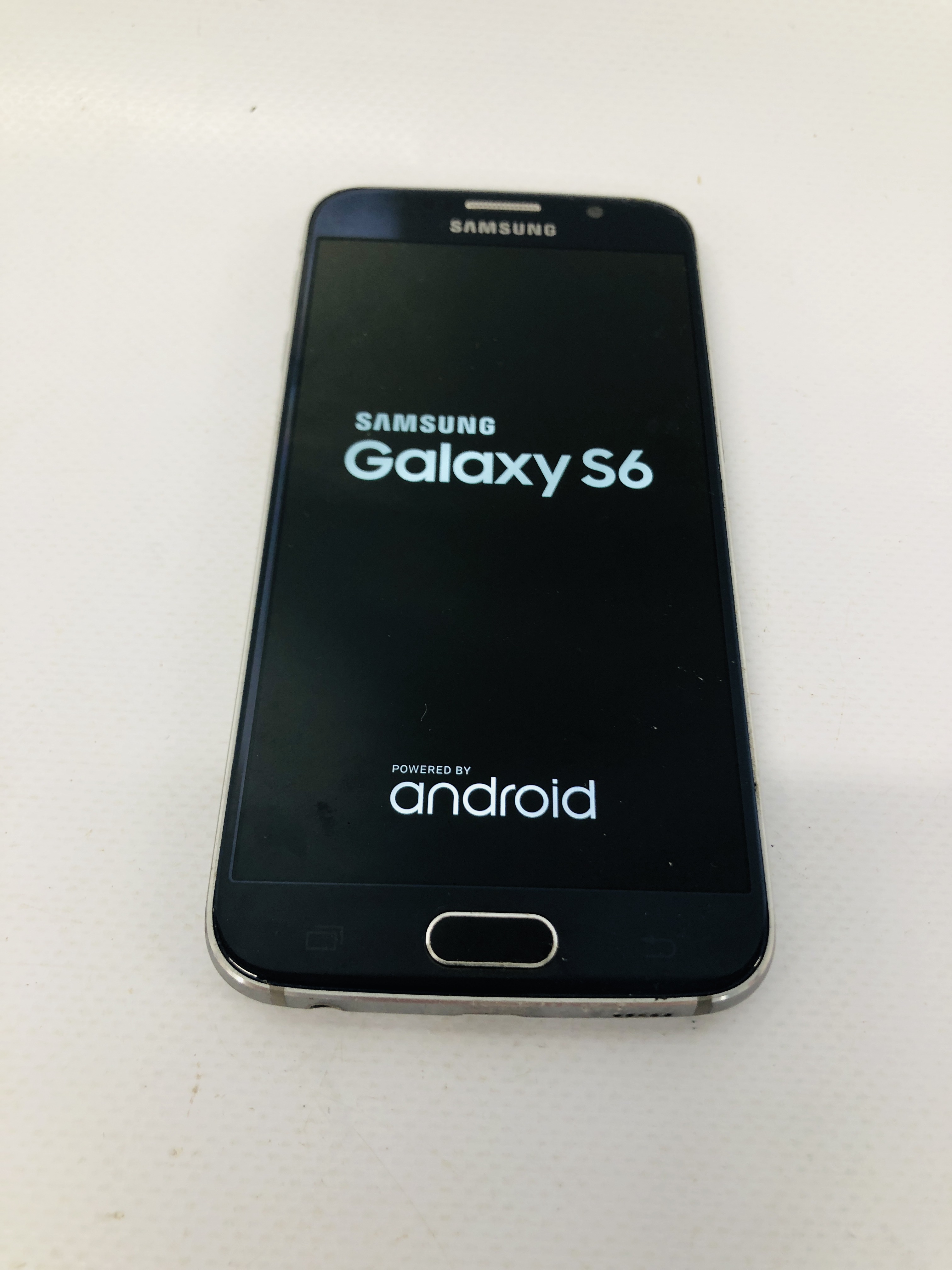 A SAMSUNG GALAXY S6 SMARTPHONE - SOLD AS SEEN - NO GUARANTEE OF CONNECTIVITY - Image 2 of 5