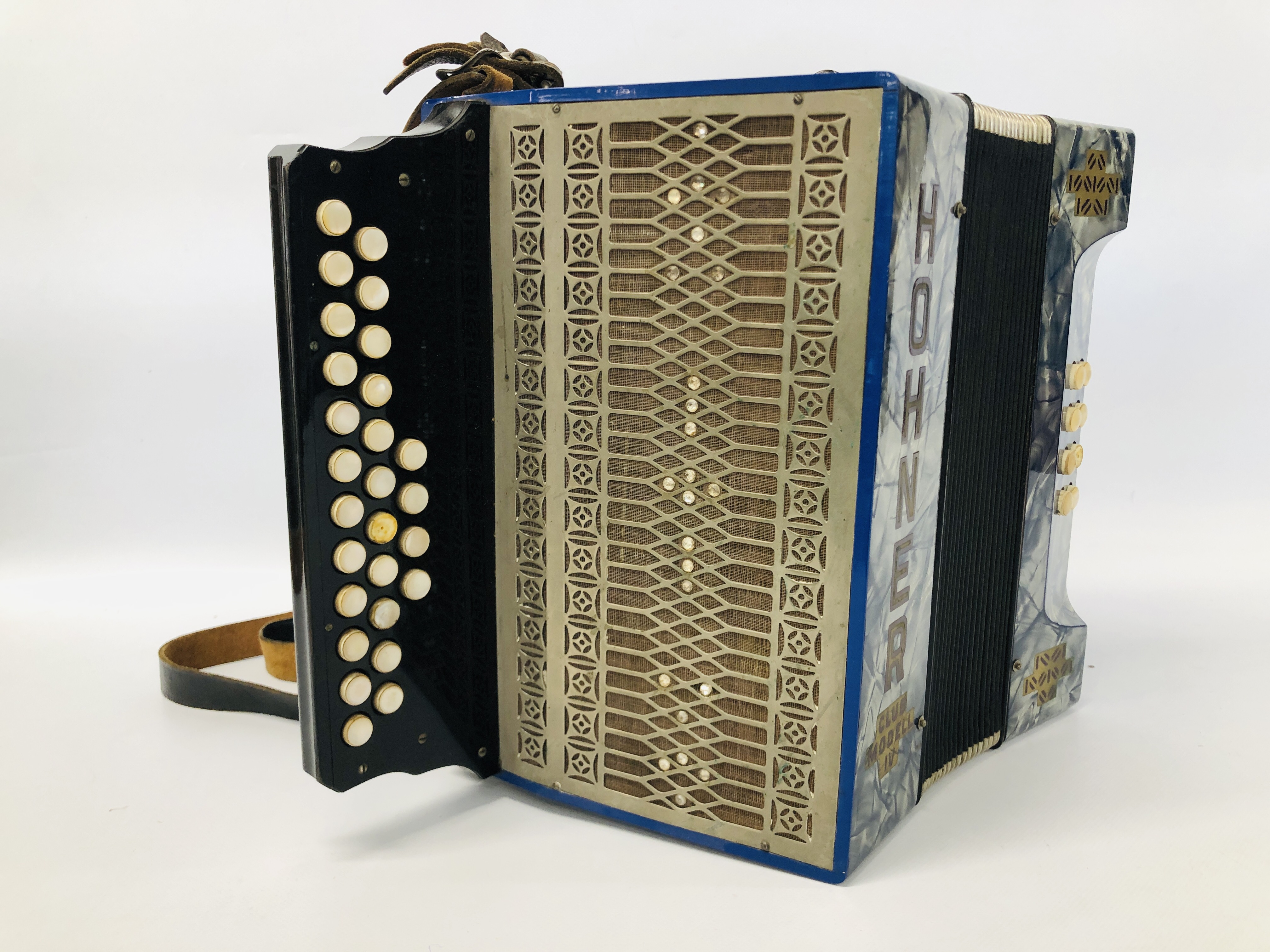 VINTAGE HOHNER CLUB MODELL IV ACCORDION - SOLD AS SEEN - Image 2 of 6