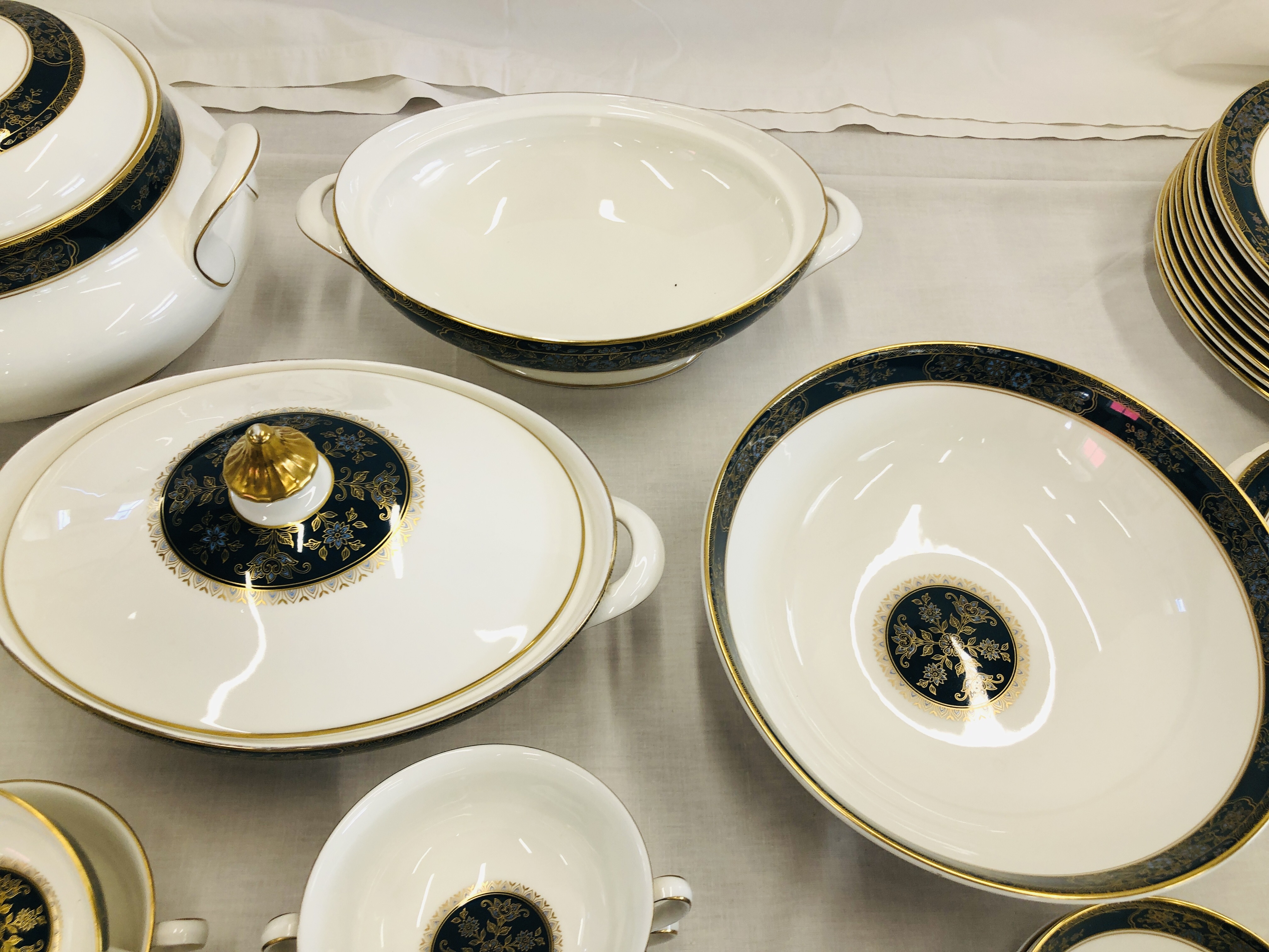 LARGE QTY OF CARLYLE H5018 ROYAL DOULTON FINE BONE CHINA TABLEWARE TO INCLUDE SOUP BOWLS, - Image 8 of 12